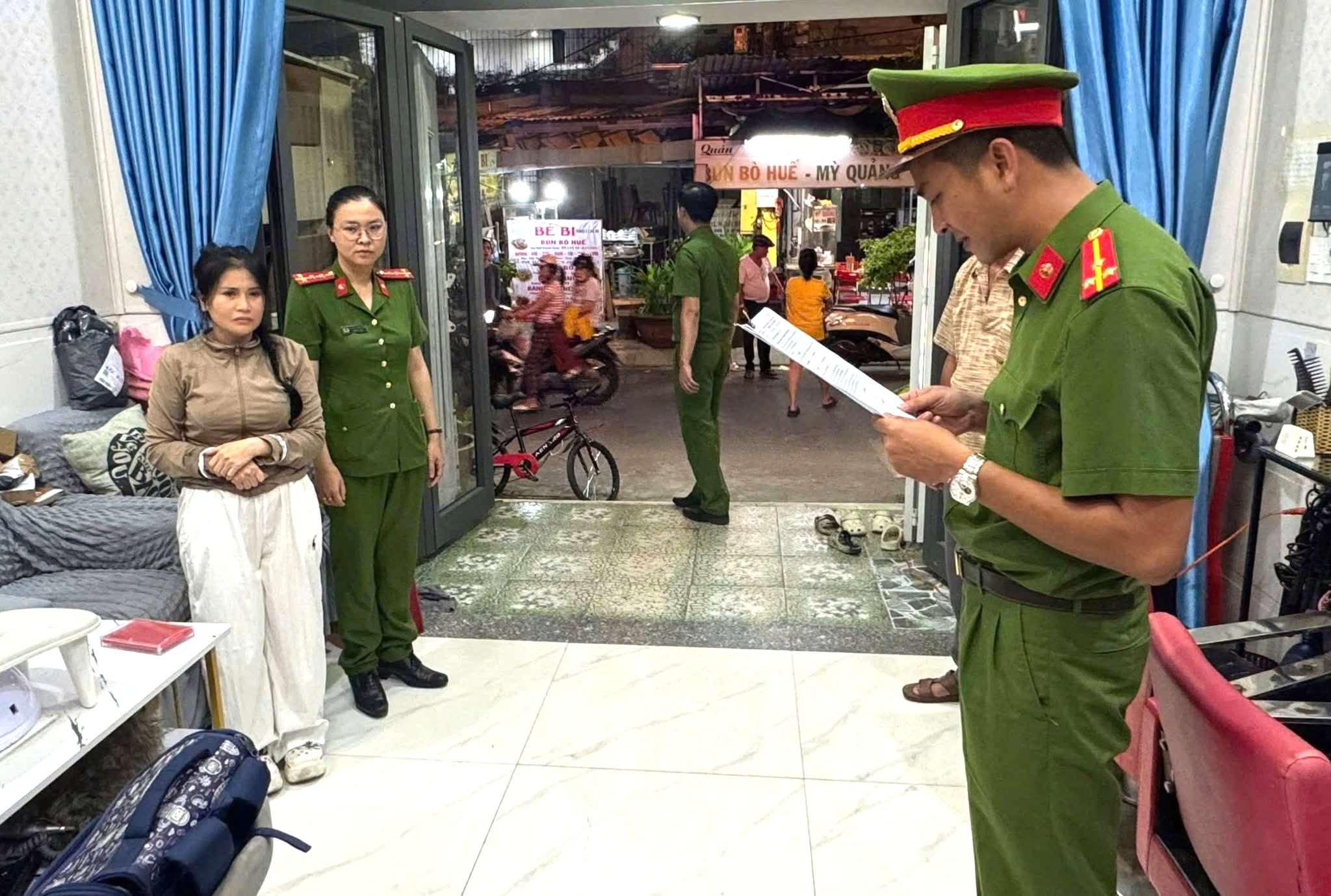 Nhiều tình tiết bất ngờ từ âm mưu của mẹ kế xúi giục hai con riêng sát hại cha ruột- Ảnh 1.