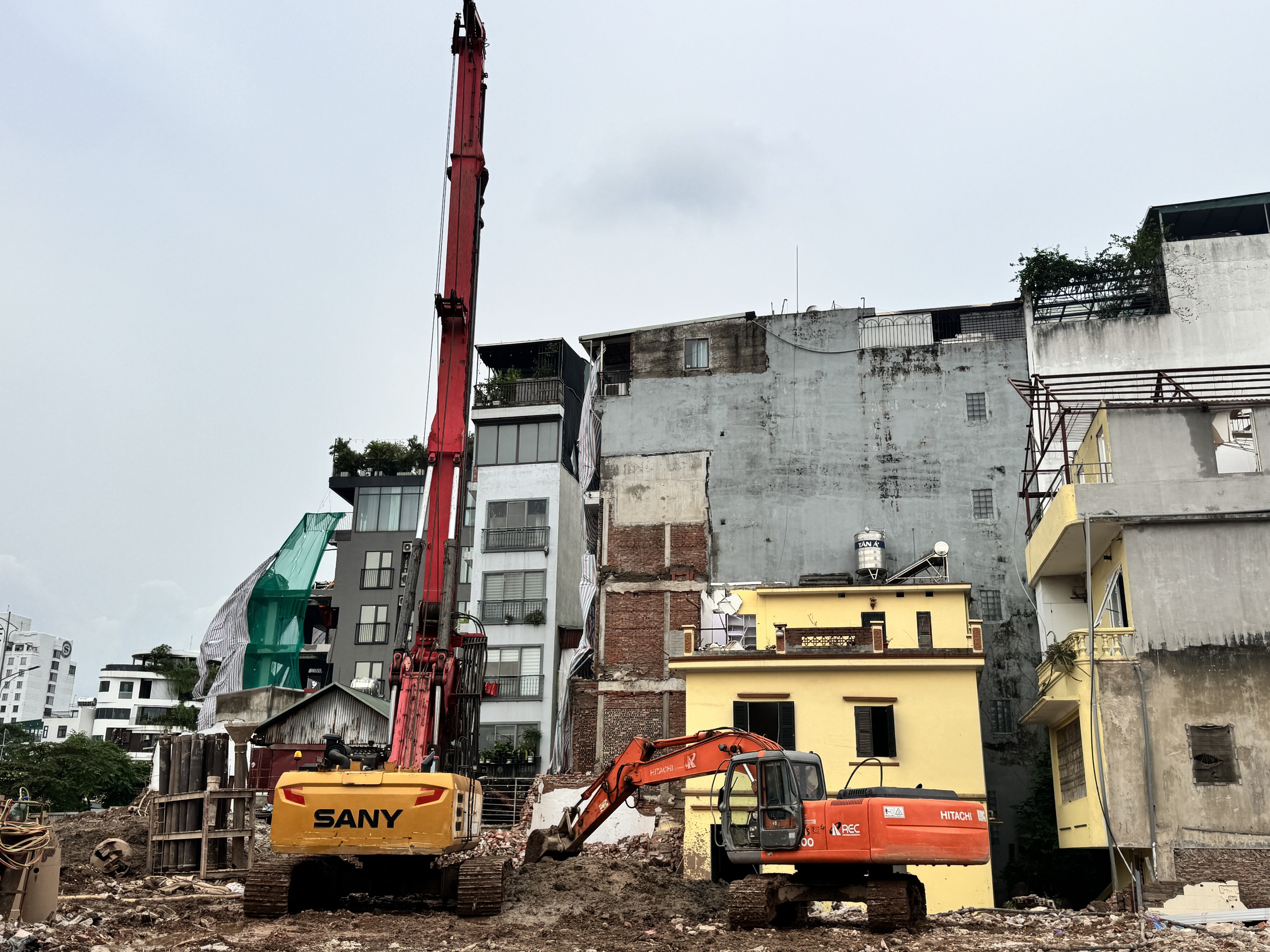 Phá dỡ nhiều công trình nhường chỗ cho cầu Tứ Liên - Ảnh 12.