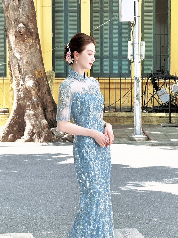 Mỹ nhân đẹp bậc nhất Trung Quốc khoe nhan sắc đỉnh cao ở phố đi bộ Hồ Gươm - Ảnh 4.
