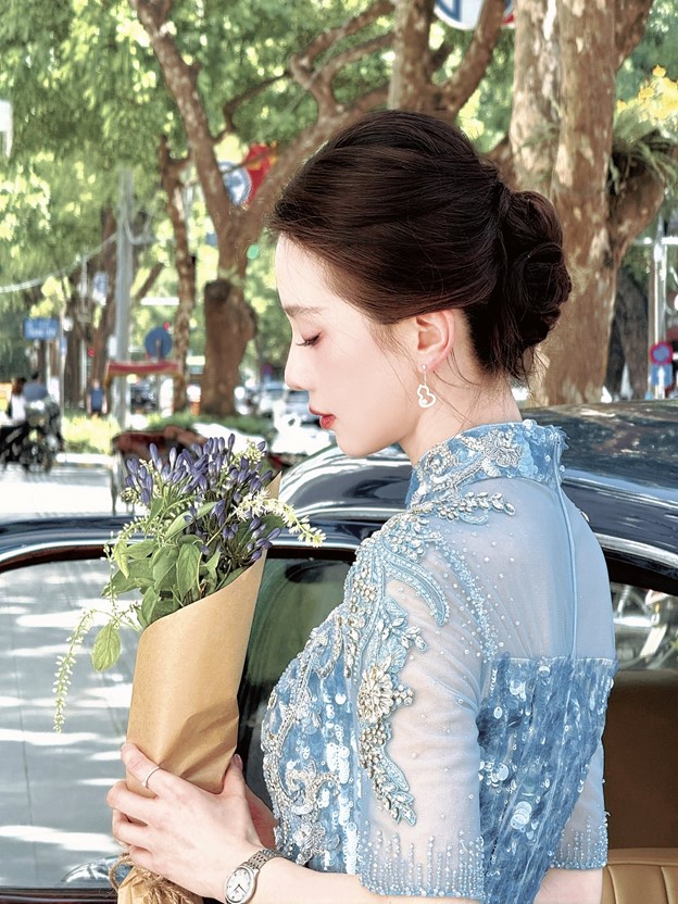 Mỹ nhân đẹp bậc nhất Trung Quốc khoe nhan sắc đỉnh cao ở phố đi bộ Hồ Gươm - Ảnh 6.