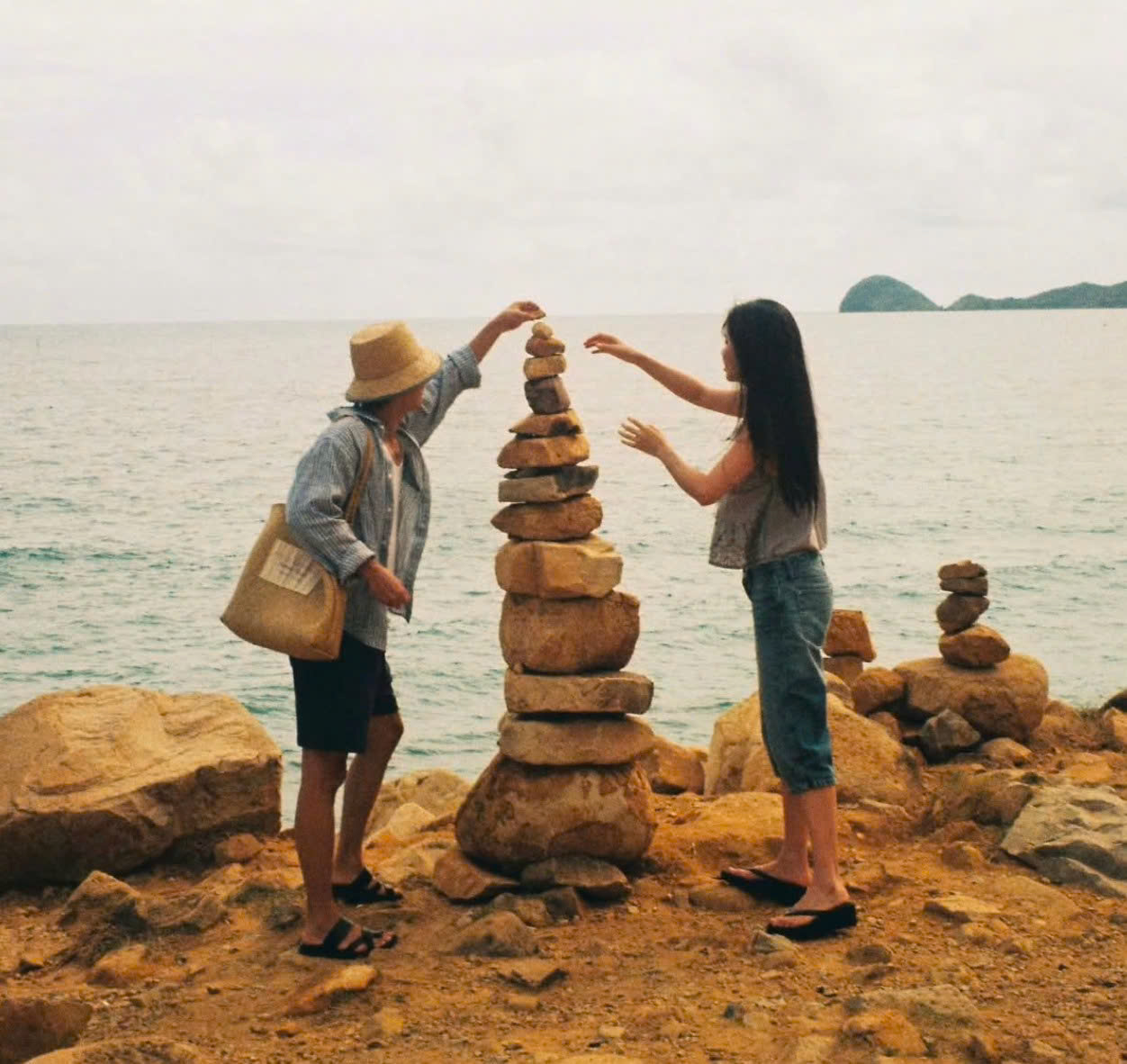 Chuyện tình chị em của cặp đôi ca sĩ, khiến mạng xã hội 