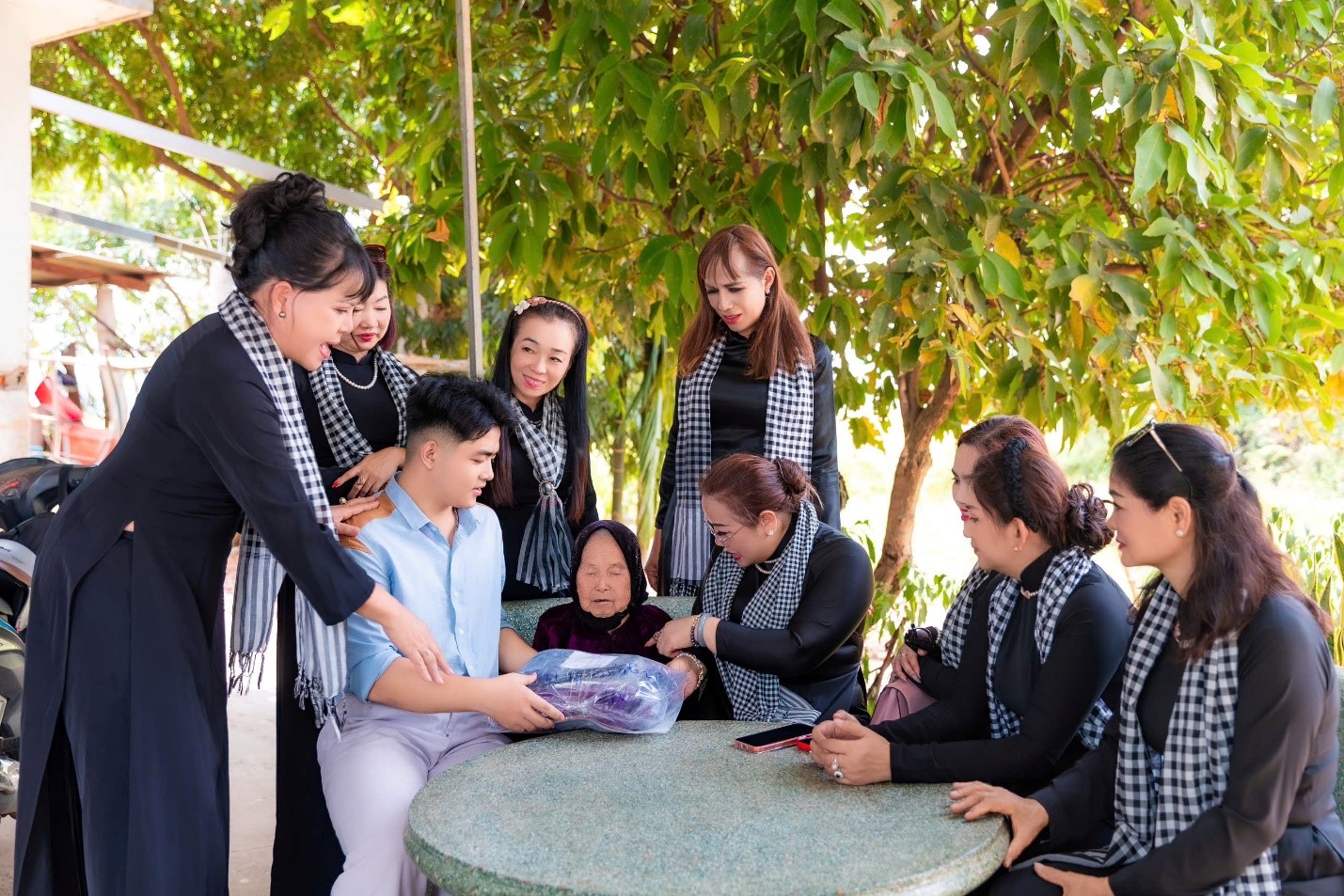 Lan tỏa giá trị tri ân từ sự tiếp nối giữa hai thế hệ - Ảnh 2.
