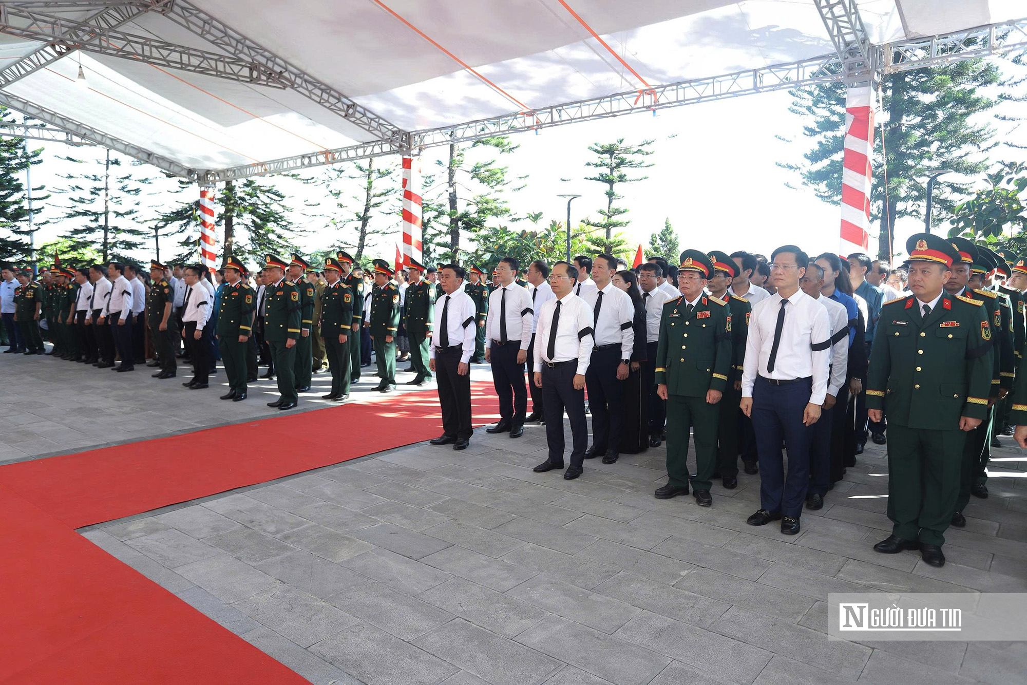 Trang trọng lễ đón hài cốt liệt sĩ quân tình nguyện Việt Nam hy sinh tại Lào về nước- Ảnh 2. Trang trọng lễ đón hài cốt liệt sĩ quân tình nguyện Việt Nam hy sinh tại Lào về nước- Ảnh 2.
