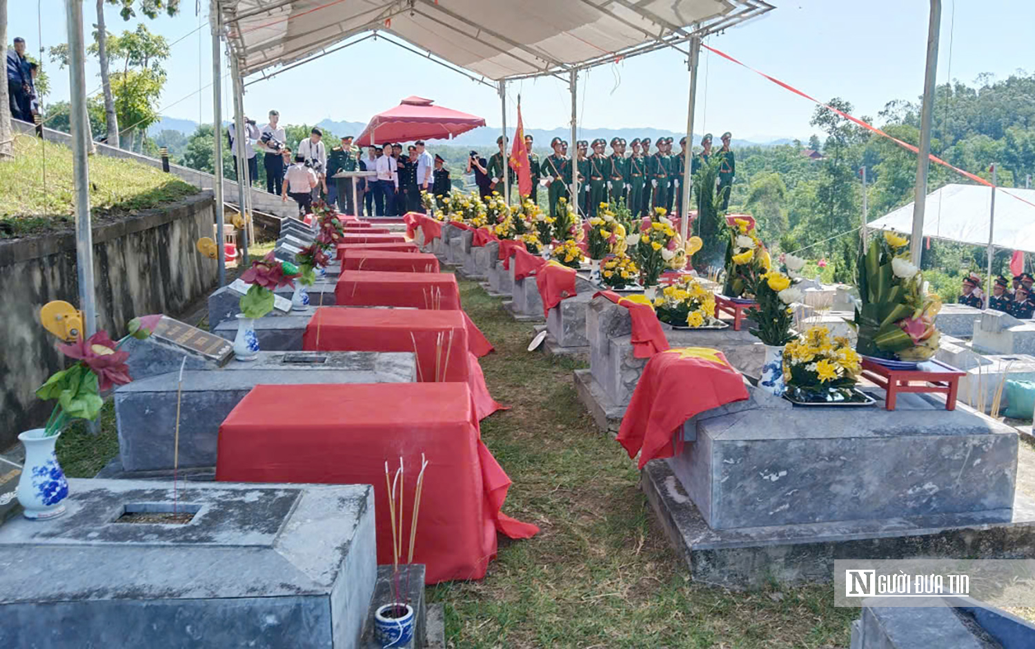 Trang trọng lễ đón hài cốt liệt sĩ quân tình nguyện Việt Nam hy sinh tại Lào về nước- Ảnh 3. Trang trọng lễ đón hài cốt liệt sĩ quân tình nguyện Việt Nam hy sinh tại Lào về nước- Ảnh 3.