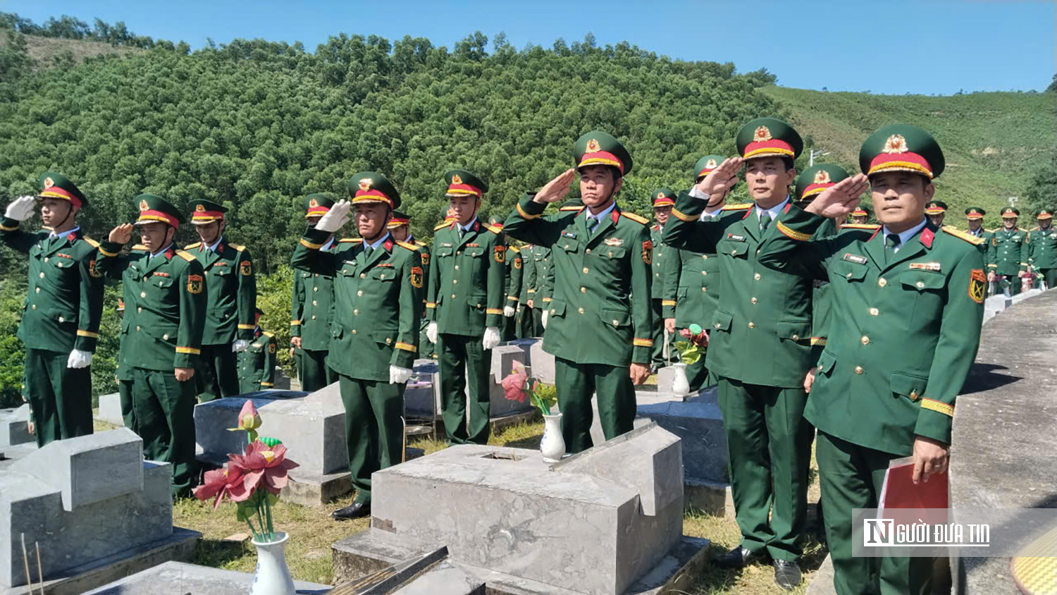 Trang trọng lễ đón hài cốt liệt sĩ quân tình nguyện Việt Nam hy sinh tại Lào về nước- Ảnh 4. Trang trọng lễ đón hài cốt liệt sĩ quân tình nguyện Việt Nam hy sinh tại Lào về nước- Ảnh 4.