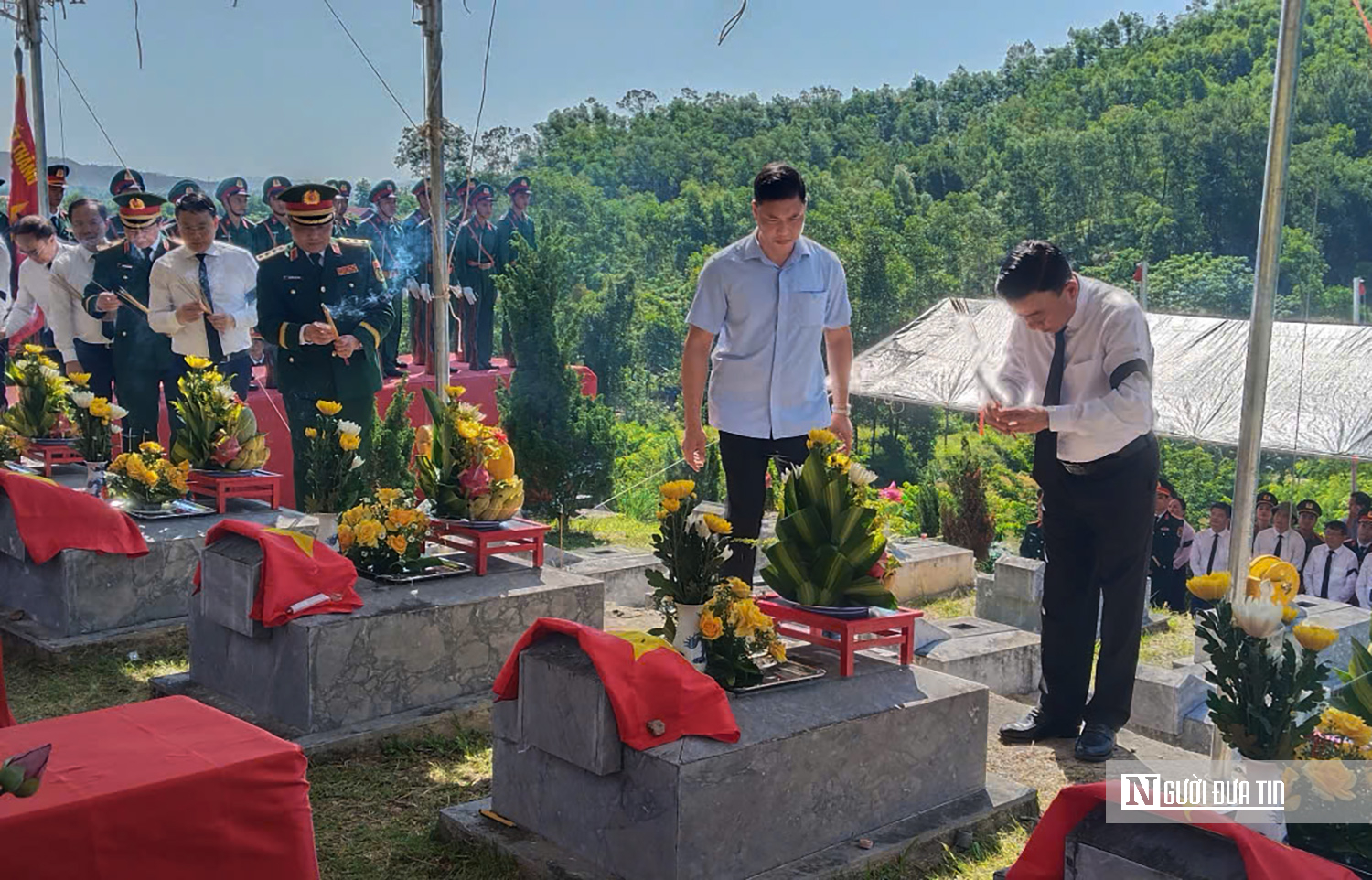 Trang trọng lễ đón hài cốt liệt sĩ quân tình nguyện Việt Nam hy sinh tại Lào về nước- Ảnh 6. Trang trọng lễ đón hài cốt liệt sĩ quân tình nguyện Việt Nam hy sinh tại Lào về nước- Ảnh 6.