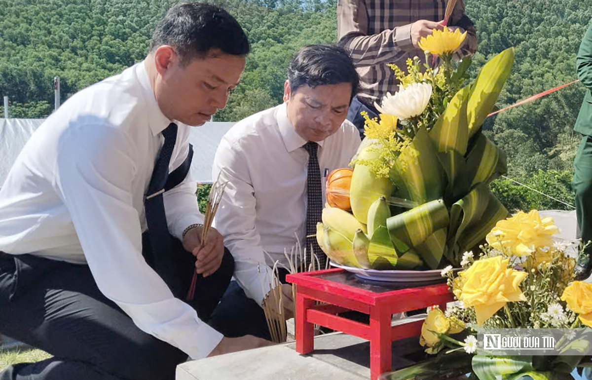 Trang trọng lễ đón hài cốt liệt sĩ quân tình nguyện Việt Nam hy sinh tại Lào về nước- Ảnh 7. Trang trọng lễ đón hài cốt liệt sĩ quân tình nguyện Việt Nam hy sinh tại Lào về nước- Ảnh 7.