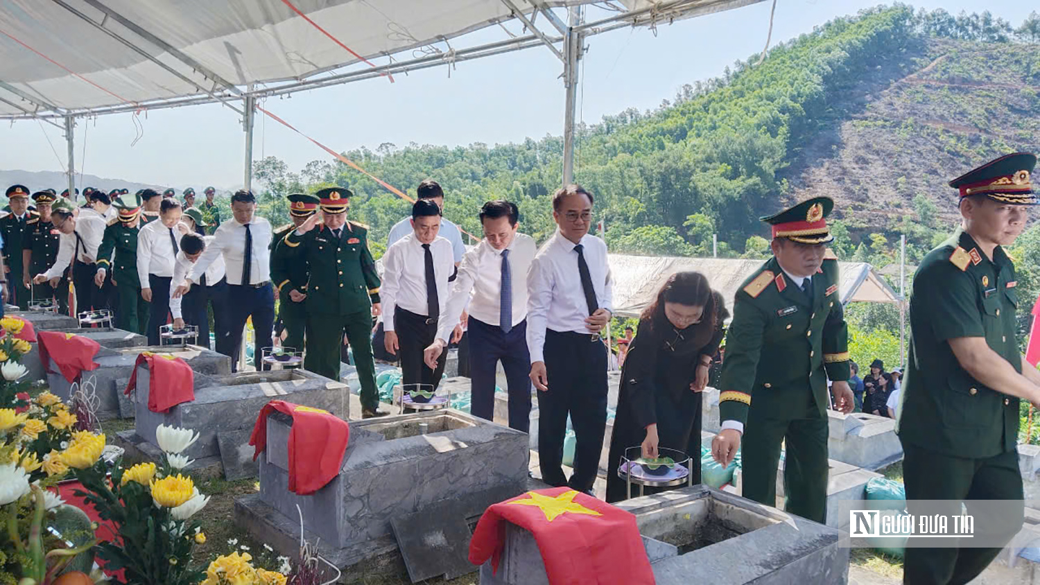 Trang trọng lễ đón hài cốt liệt sĩ quân tình nguyện Việt Nam hy sinh tại Lào về nước- Ảnh 8. Trang trọng lễ đón hài cốt liệt sĩ quân tình nguyện Việt Nam hy sinh tại Lào về nước- Ảnh 8.