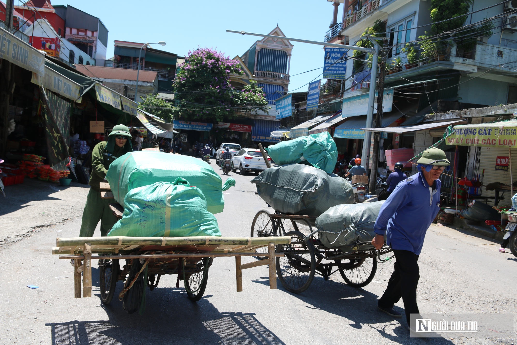 Người lao động kiệt sức mưu sinh giữa chảo lửa miền Trung- Ảnh 3. Người lao động kiệt sức mưu sinh giữa chảo lửa miền Trung- Ảnh 3.