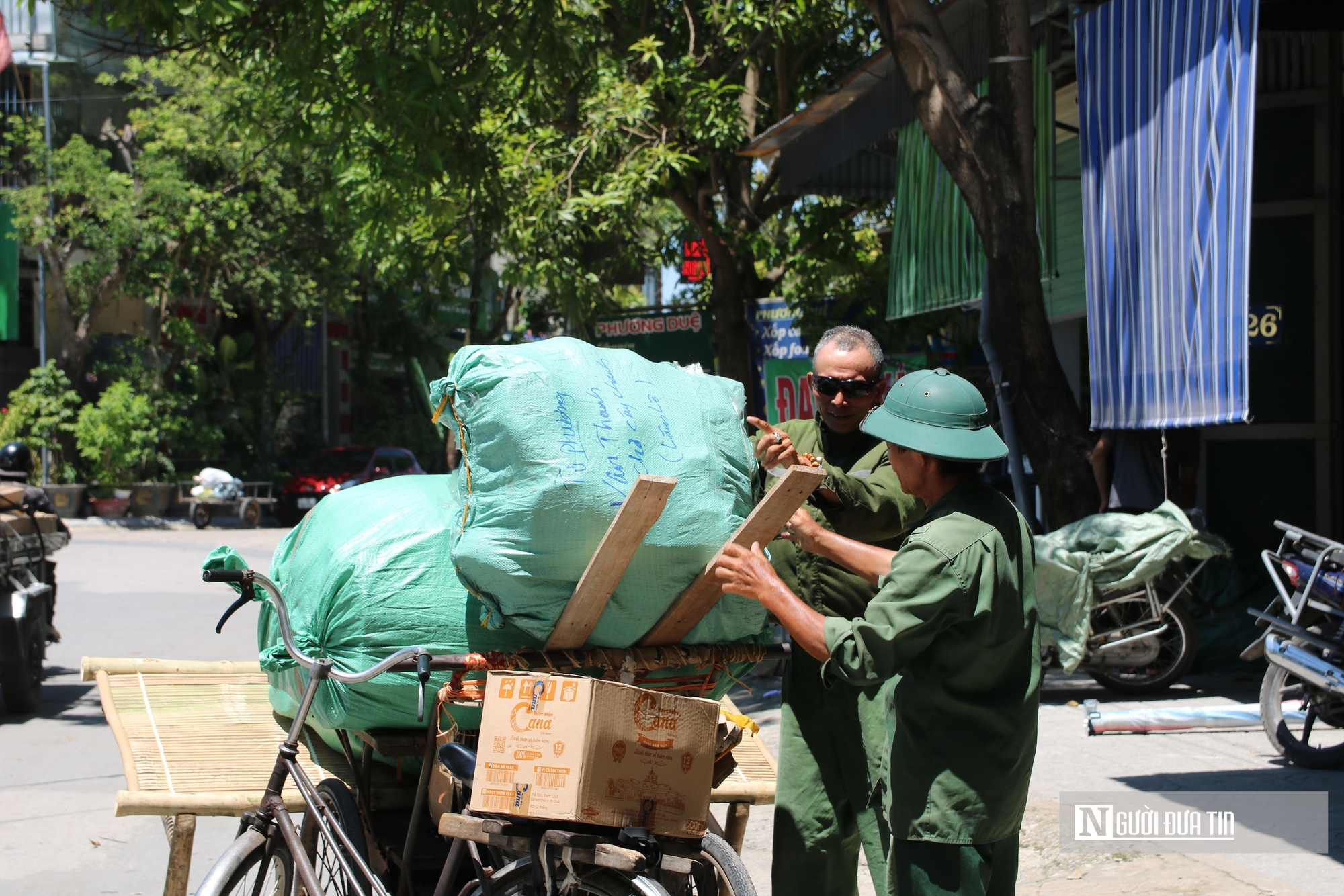Người lao động kiệt sức mưu sinh giữa chảo lửa miền Trung- Ảnh 4. Người lao động kiệt sức mưu sinh giữa chảo lửa miền Trung- Ảnh 4.