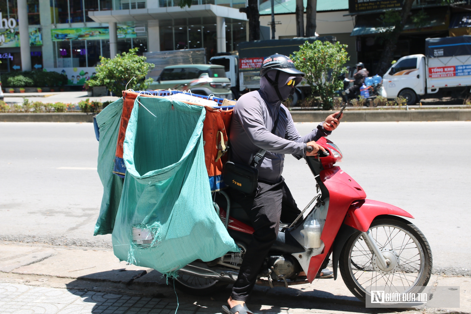 Người lao động kiệt sức mưu sinh giữa chảo lửa miền Trung- Ảnh 9. Người lao động kiệt sức mưu sinh giữa chảo lửa miền Trung- Ảnh 9.