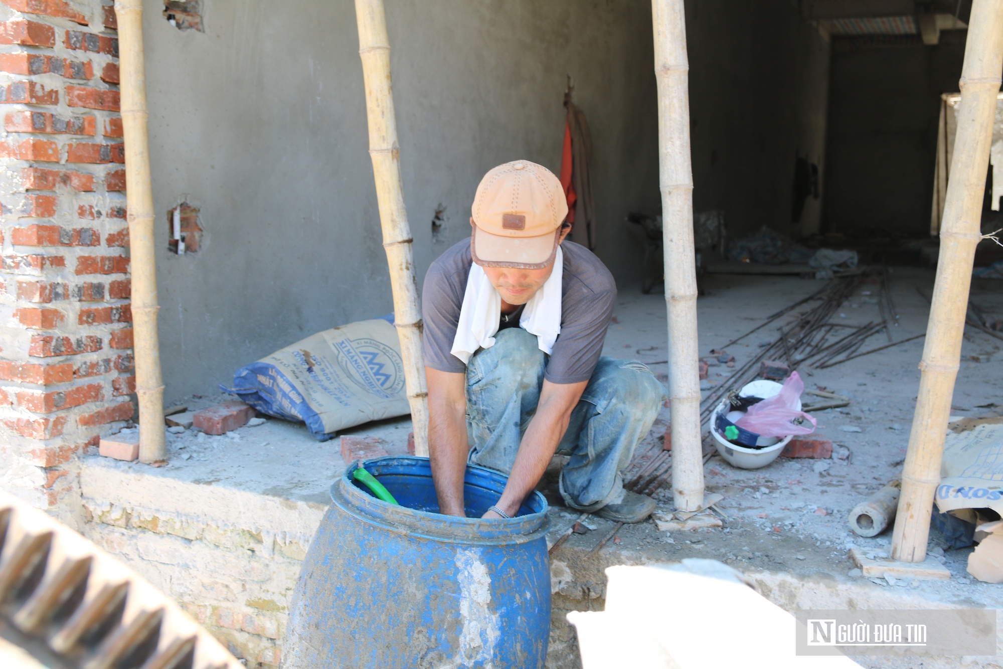 Người lao động kiệt sức mưu sinh giữa chảo lửa miền Trung- Ảnh 12. Người lao động kiệt sức mưu sinh giữa chảo lửa miền Trung- Ảnh 12.