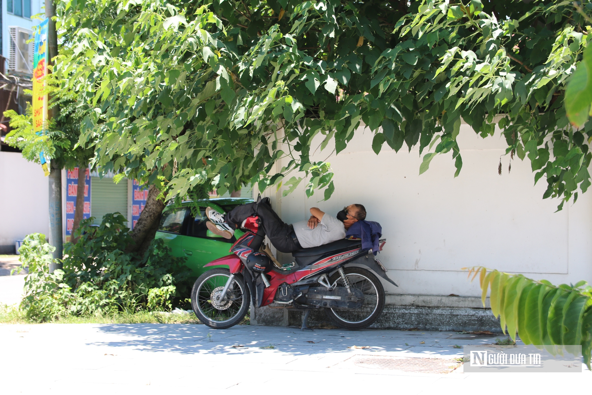Người lao động kiệt sức mưu sinh giữa chảo lửa miền Trung- Ảnh 22. Người lao động kiệt sức mưu sinh giữa chảo lửa miền Trung- Ảnh 22.