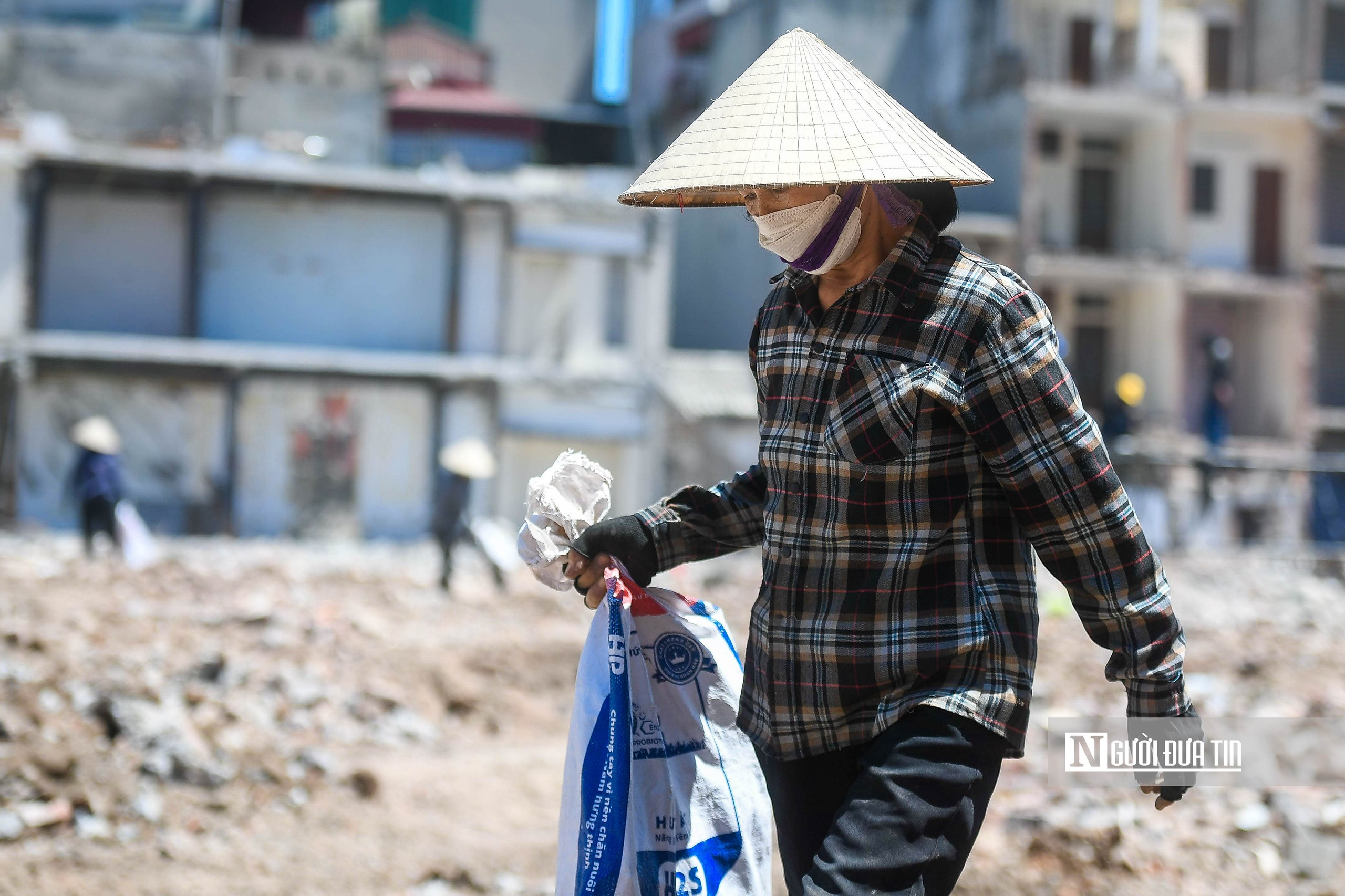 H&agrave; Nội: C&ocirc;ng nh&acirc;n gồng m&igrave;nh dưới trời nắng n&oacute;ng hơn 50℃ - Ảnh 9.