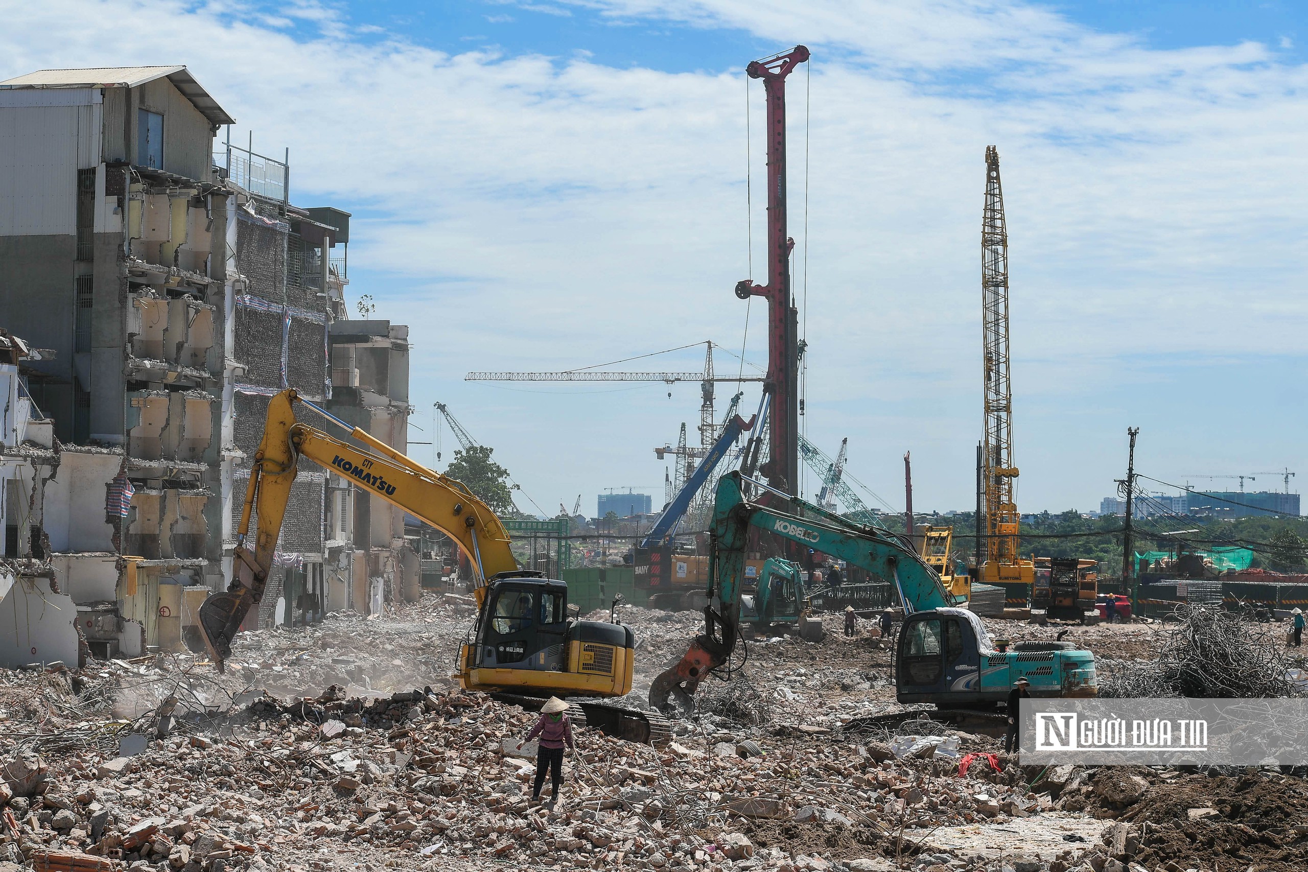 H&agrave; Nội: C&ocirc;ng nh&acirc;n gồng m&igrave;nh dưới trời nắng n&oacute;ng hơn 50℃ - Ảnh 1.