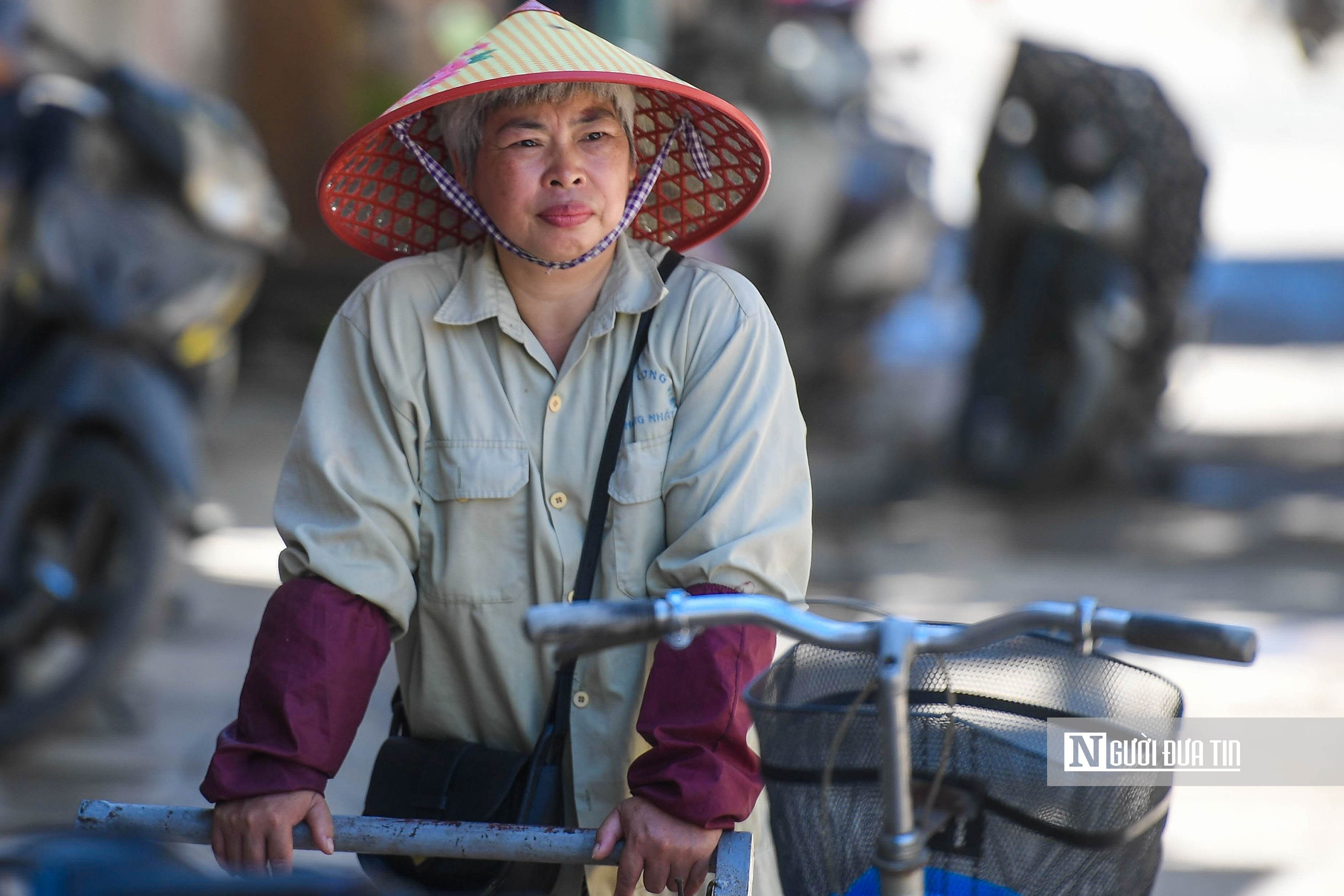 H&agrave; Nội: C&ocirc;ng nh&acirc;n gồng m&igrave;nh dưới trời nắng n&oacute;ng hơn 50℃ - Ảnh 15.
