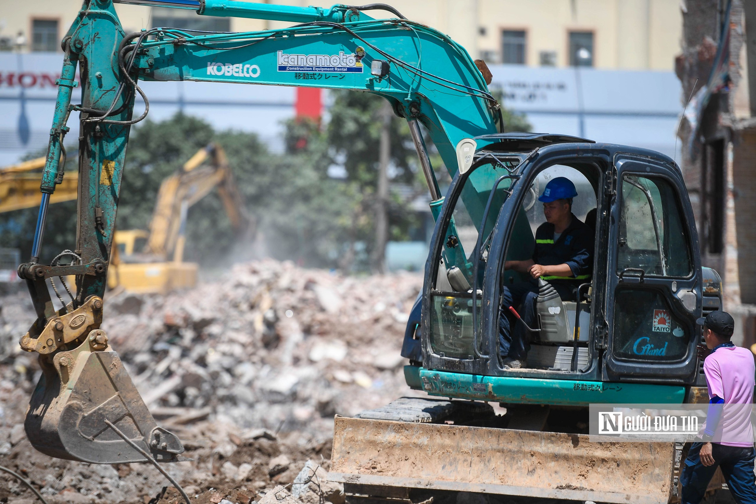 H&agrave; Nội: C&ocirc;ng nh&acirc;n gồng m&igrave;nh dưới trời nắng n&oacute;ng hơn 50℃ - Ảnh 5.