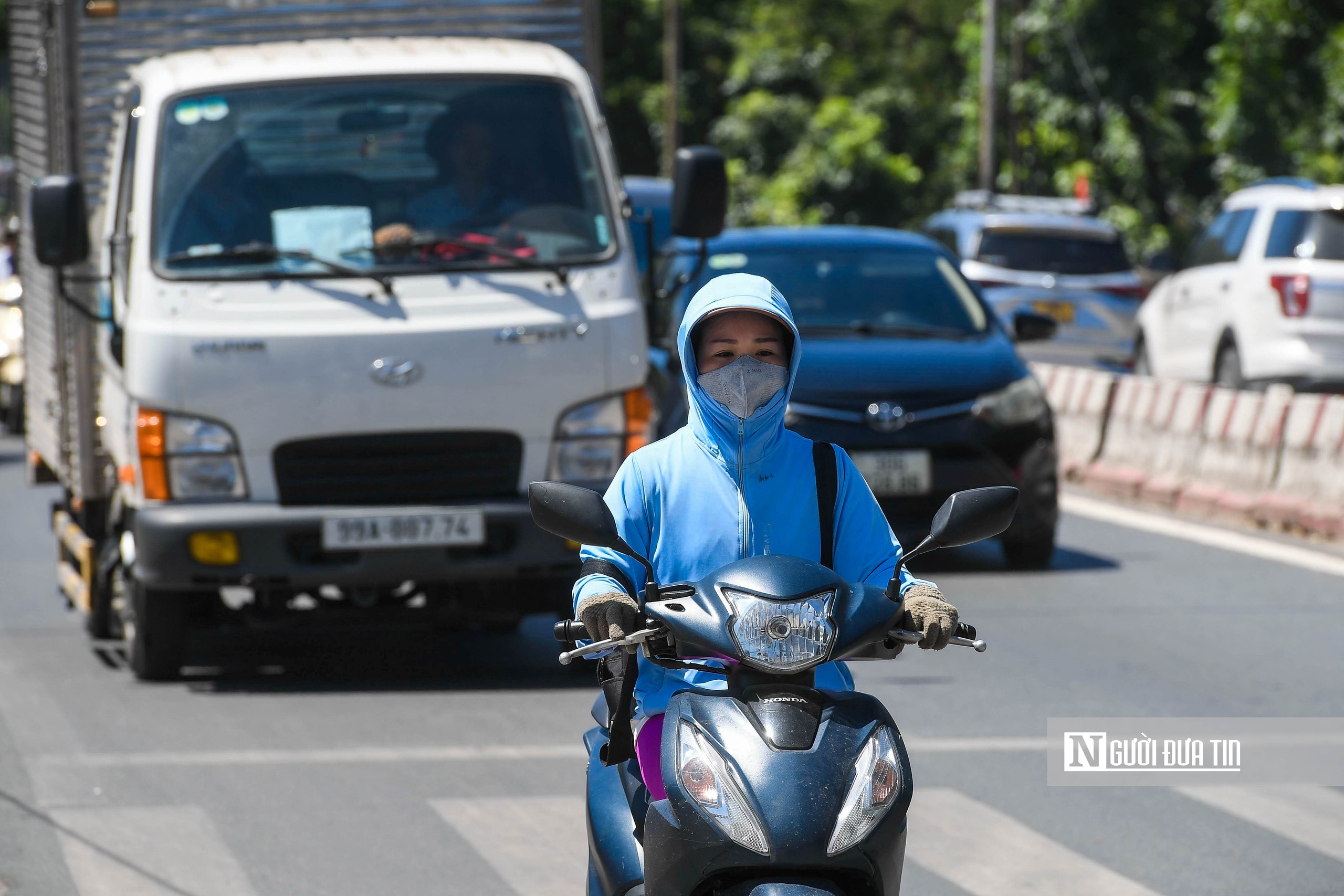 H&agrave; Nội: C&ocirc;ng nh&acirc;n gồng m&igrave;nh dưới trời nắng n&oacute;ng hơn 50℃ - Ảnh 3.