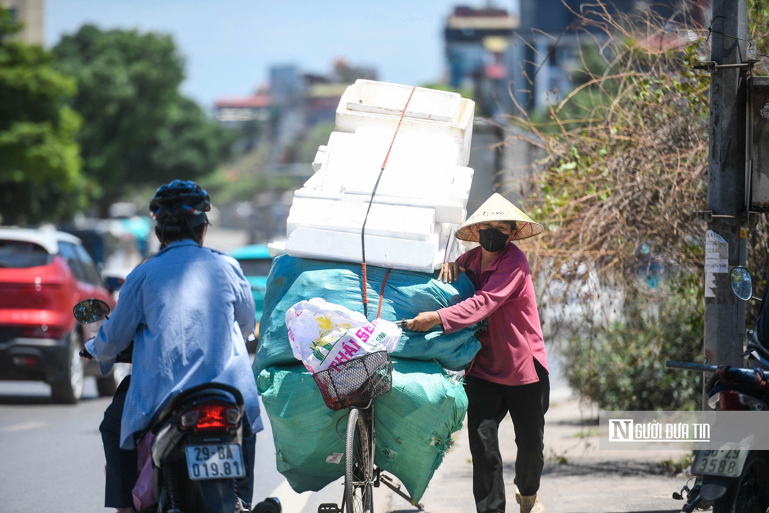 H&agrave; Nội: C&ocirc;ng nh&acirc;n gồng m&igrave;nh dưới trời nắng n&oacute;ng hơn 50℃ - Ảnh 14.