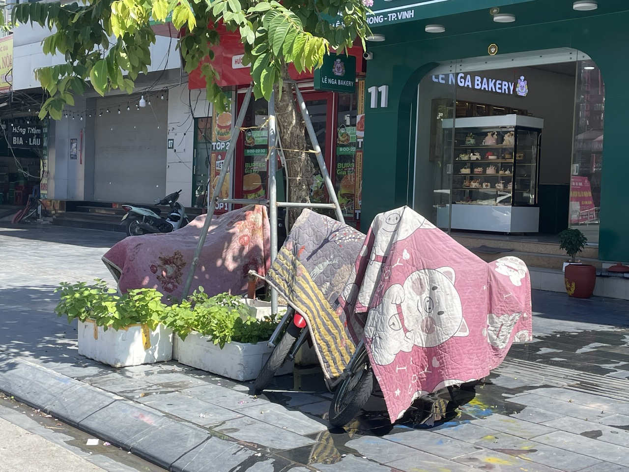 Người lao động kiệt sức mưu sinh giữa chảo lửa miền Trung- Ảnh 17. Người lao động kiệt sức mưu sinh giữa chảo lửa miền Trung- Ảnh 17.