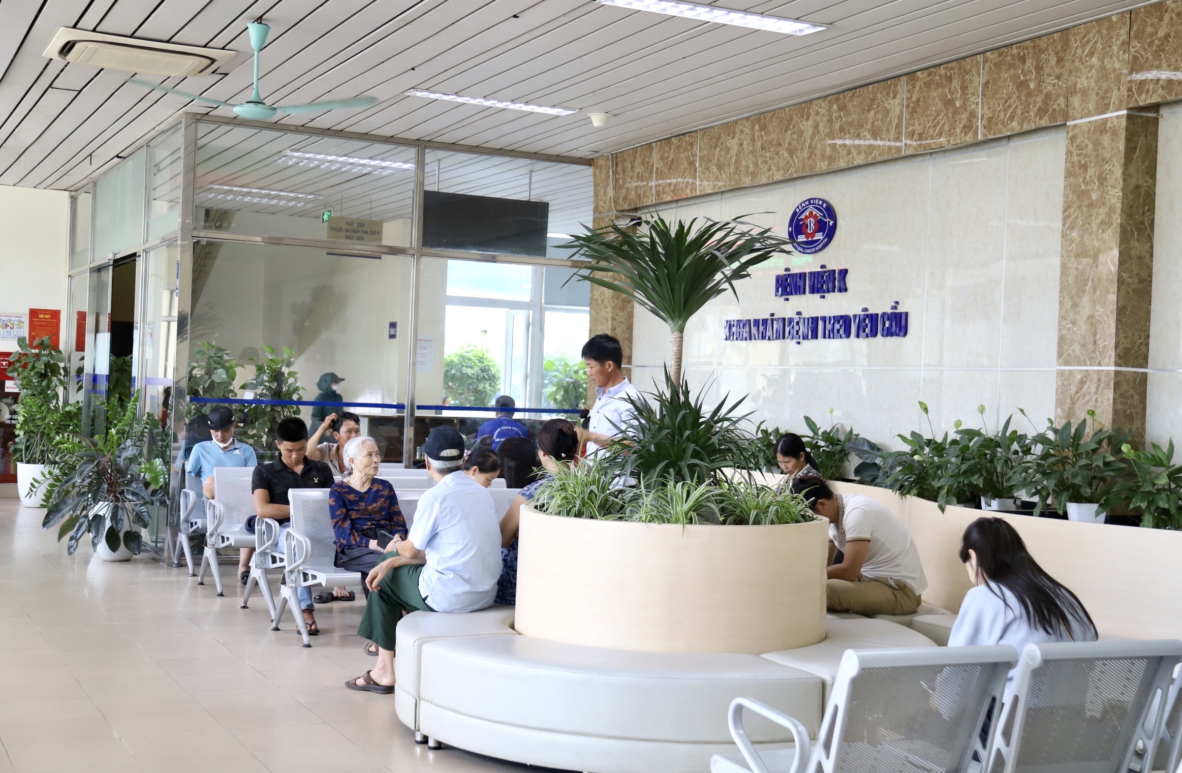 Bệnh viện tăng cường giải pháp chống nóng bảo vệ sức khỏe người bệnh - Ảnh 1.