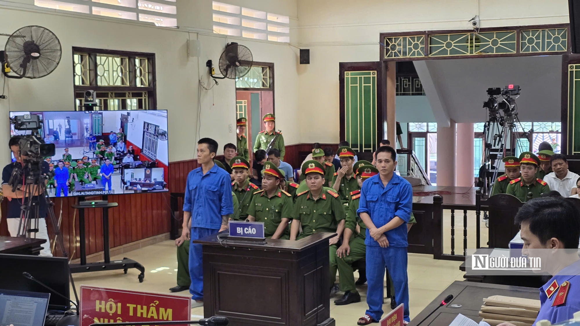 Dùng súng quân dụng cướp ngân hàng , 2 bị cáo lãnh án tổng cộng 56 năm tù - Ảnh 1.