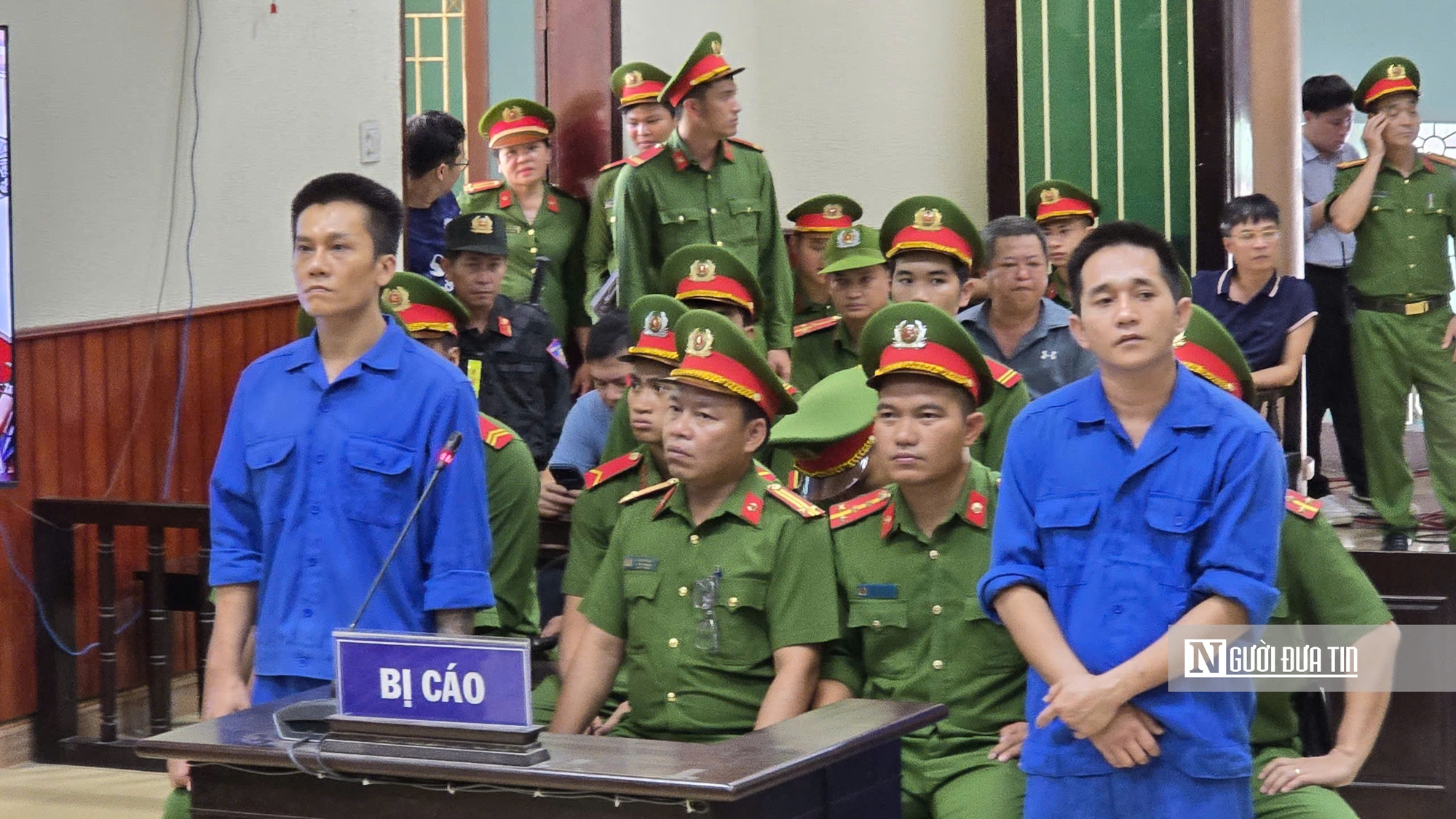 Dùng súng quân dụng cướp ngân hàng , 2 bị cáo lãnh án tổng cộng 56 năm tù - Ảnh 4.