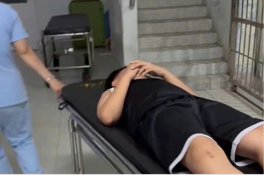 Vụ nam sinh lớp 4 bị giáo viên đánh bầm mặt: Bất ngờ phát hiện lớp dạy tiếng Anh “chui” - Ảnh 3.