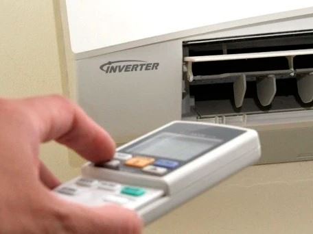 Nắng nóng 40 độ, dùng điều hòa kiểu này vừa mát vừa tiết kiệm điện - Ảnh 1.
