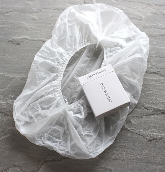 L&yacute; do n&ecirc;n mang mũ tắm nylon từ kh&aacute;ch sạn về nh&agrave; - Ảnh 1.