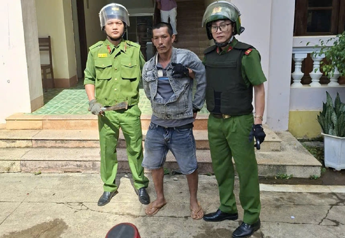 Nghi con bị cô giáo “dìm”, phụ huynh mang dao vào trường gây náo loạn - Ảnh 1.