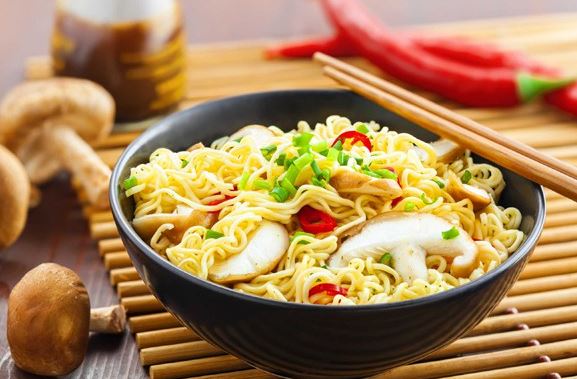 Thường xuyên ăn mì ăn liền, người đàn ông 45 tuổi "sốc nặng" khi đi khám - Ảnh 1.