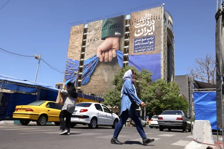 Giữa căng thẳng không kích, Iran vẫn để ngỏ cánh cửa đàm phán với Mỹ - Ảnh 1.