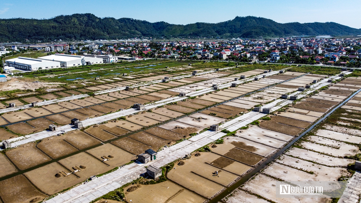 Diêm dân "rang mình" dưới nắng 40 độ, đổi lấy hơn 200 nghìn đồng mỗi ngày- Ảnh 1. Diêm dân "rang mình" dưới nắng 40 độ, đổi lấy hơn 200 nghìn đồng mỗi ngày- Ảnh 1.