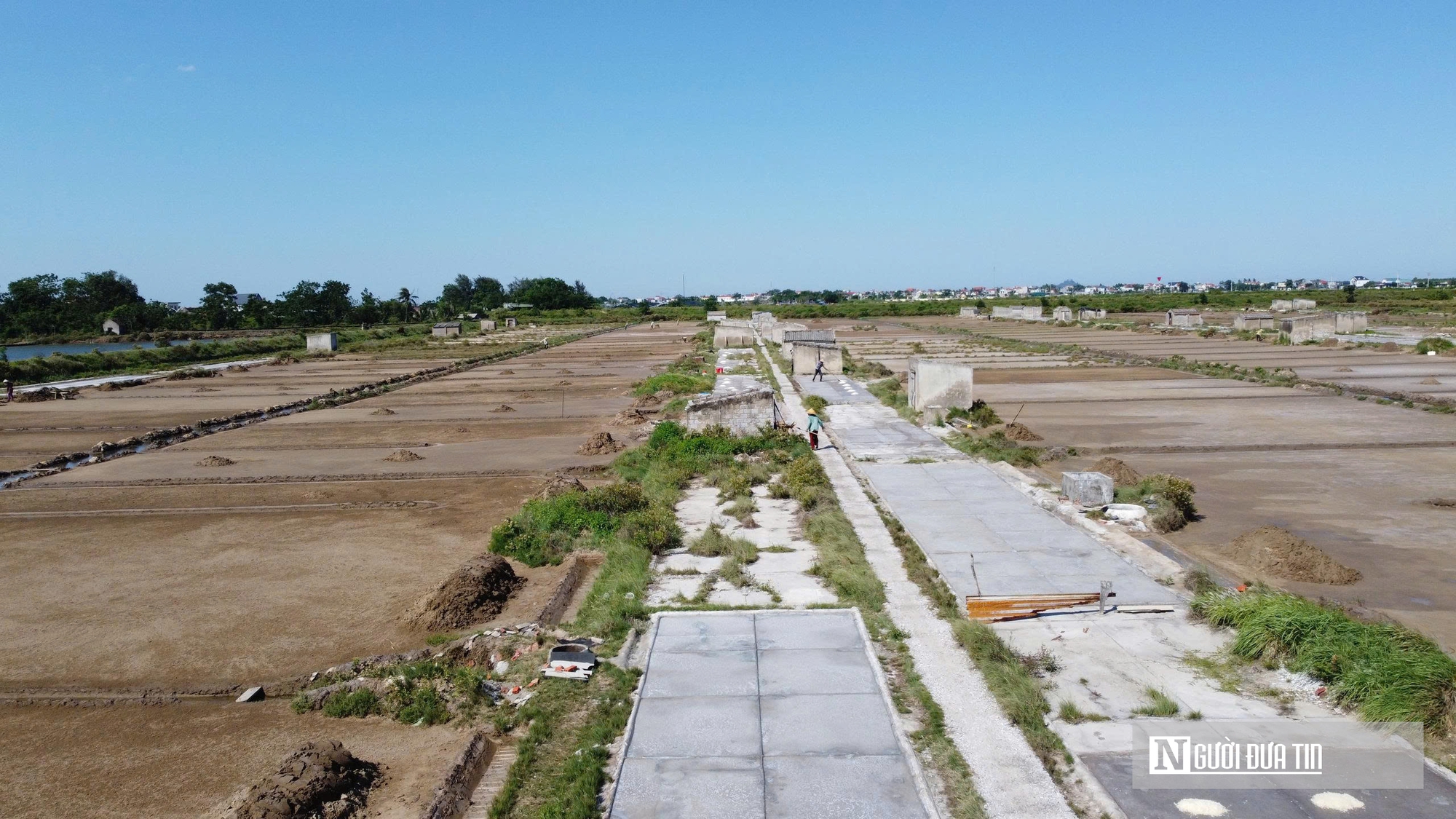 Diêm dân "rang mình" dưới nắng 40 độ, đổi lấy hơn 200 nghìn đồng mỗi ngày- Ảnh 2. Diêm dân "rang mình" dưới nắng 40 độ, đổi lấy hơn 200 nghìn đồng mỗi ngày- Ảnh 2.