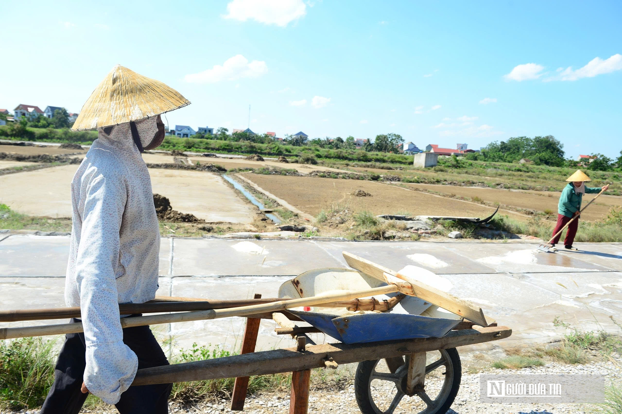 Diêm dân "rang mình" dưới nắng 40 độ, đổi lấy hơn 200 nghìn đồng mỗi ngày- Ảnh 4. Diêm dân "rang mình" dưới nắng 40 độ, đổi lấy hơn 200 nghìn đồng mỗi ngày- Ảnh 4.