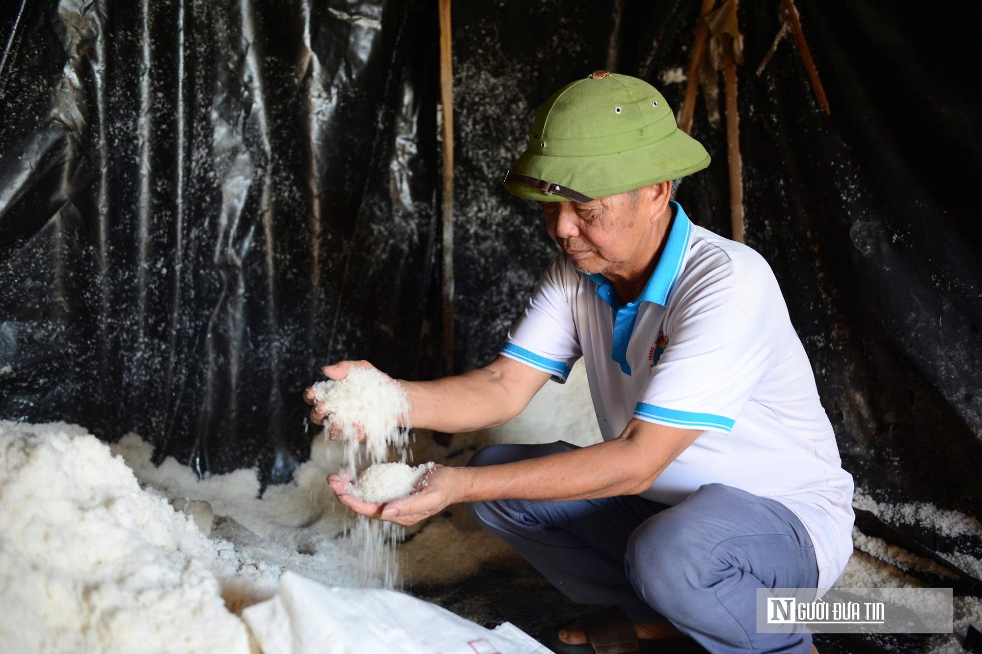 Diêm dân "rang mình" dưới nắng 40 độ, đổi lấy hơn 200 nghìn đồng mỗi ngày- Ảnh 7. Diêm dân "rang mình" dưới nắng 40 độ, đổi lấy hơn 200 nghìn đồng mỗi ngày- Ảnh 7.