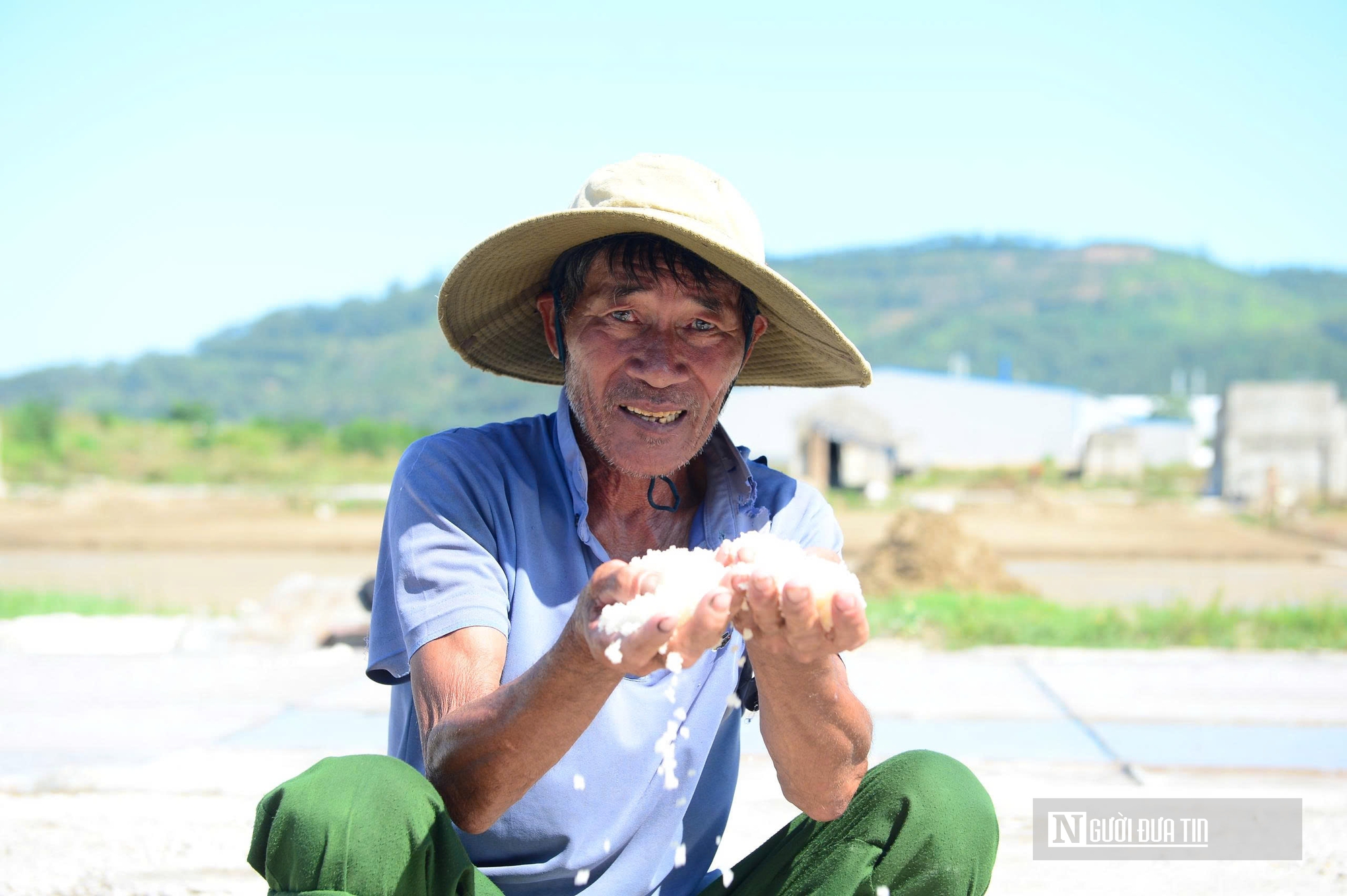 Diêm dân "rang mình" dưới nắng 40 độ, đổi lấy hơn 200 nghìn đồng mỗi ngày- Ảnh 10. Diêm dân "rang mình" dưới nắng 40 độ, đổi lấy hơn 200 nghìn đồng mỗi ngày- Ảnh 10.