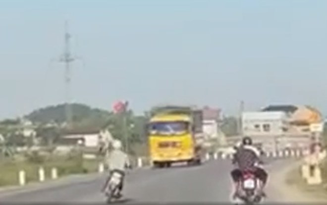 Công an vào cuộc xác minh clip nam thanh niên lạng lách, đánh võng trên đường quốc lộ
- Ảnh 1.