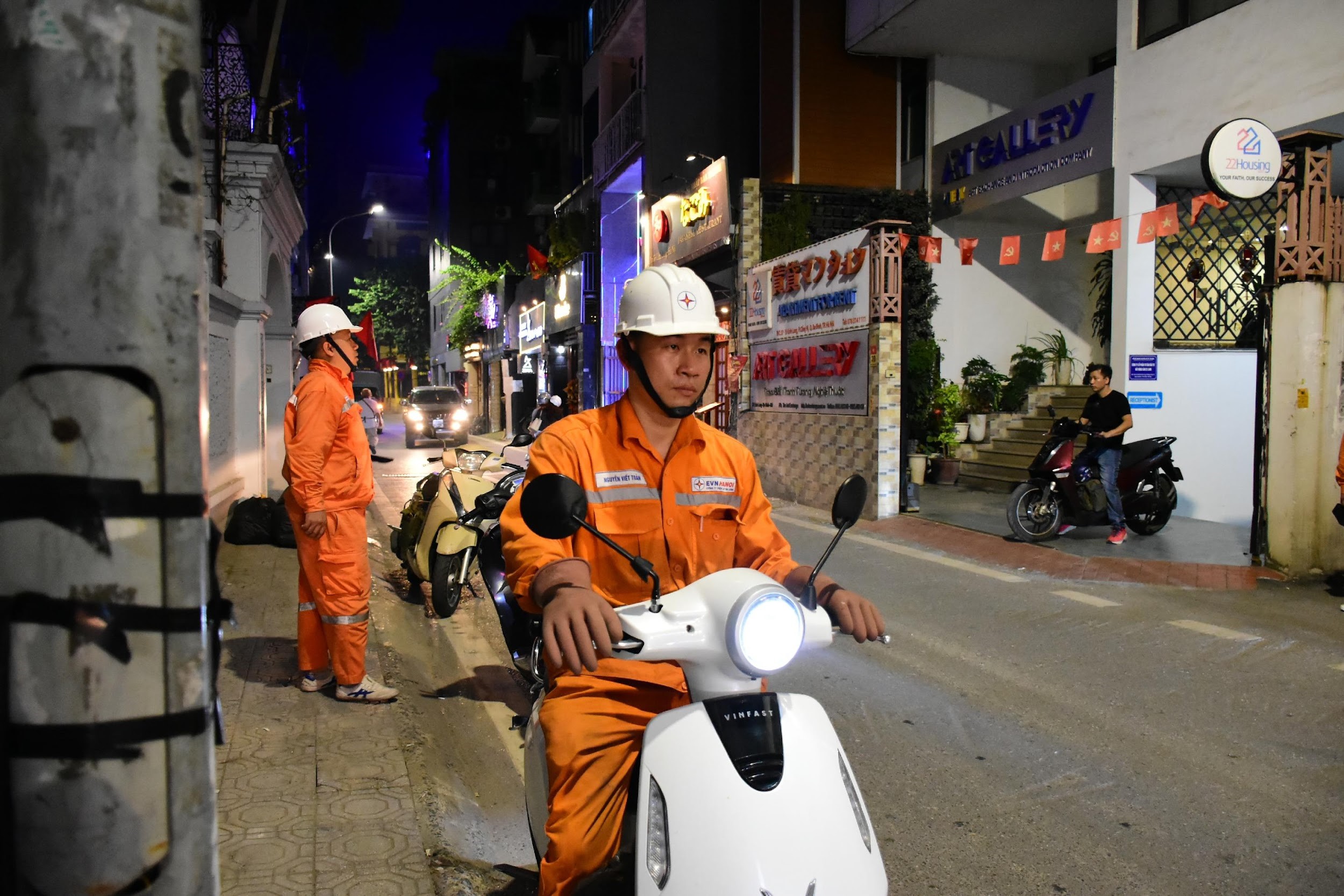EVNHANOI ứng trực 24/24h, tăng cường giám sát vận hành, kiểm tra thiết bị và chủ động xử lý các nguy cơ quá tải điện - Ảnh 8.