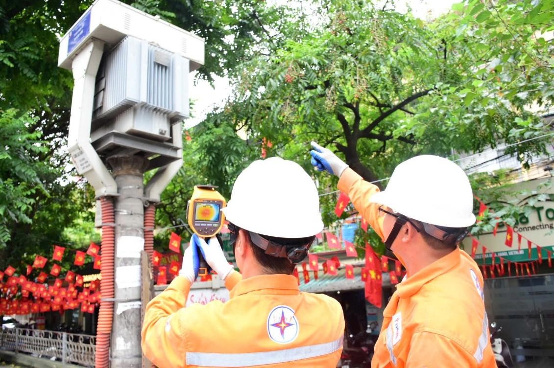EVNHANOI ứng trực 24/24h, tăng cường giám sát vận hành, kiểm tra thiết bị và chủ động xử lý các nguy cơ quá tải điện - Ảnh 9.