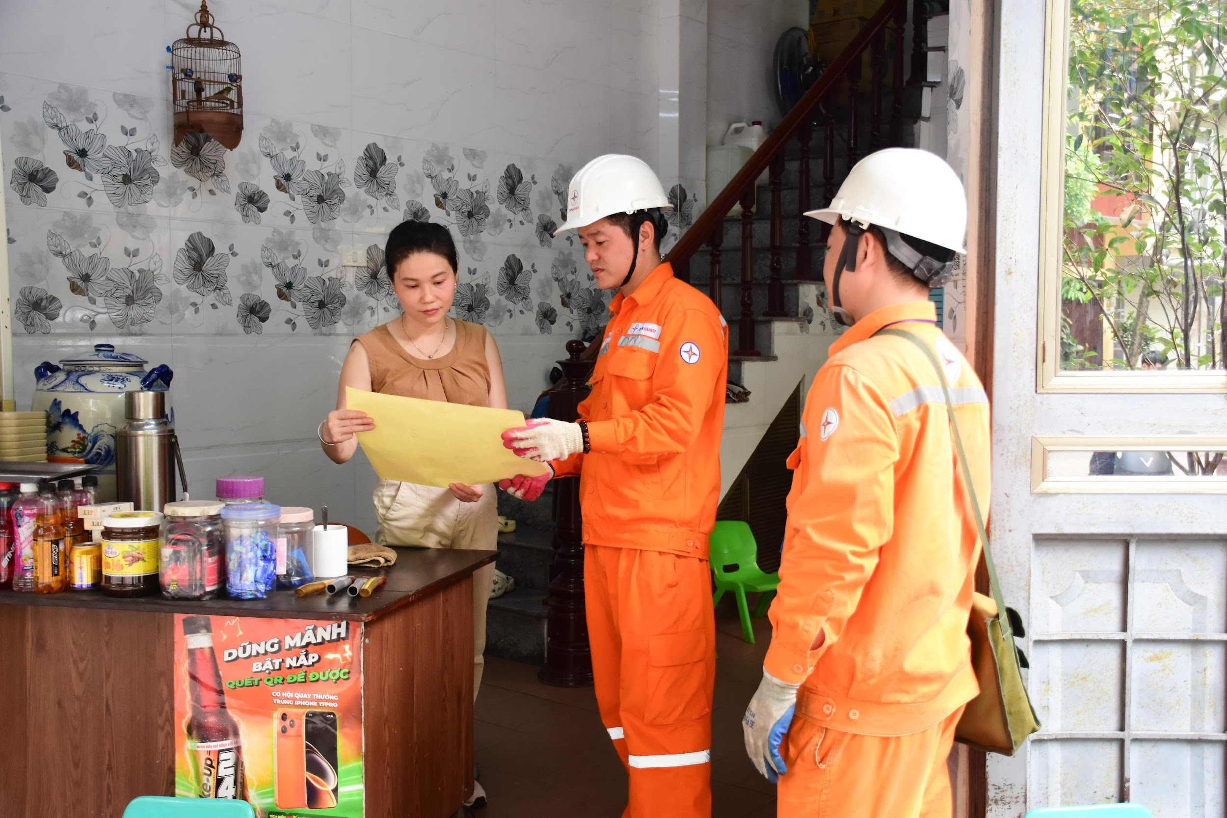 EVNHANOI ứng trực 24/24h, tăng cường giám sát vận hành, kiểm tra thiết bị và chủ động xử lý các nguy cơ quá tải điện - Ảnh 10.