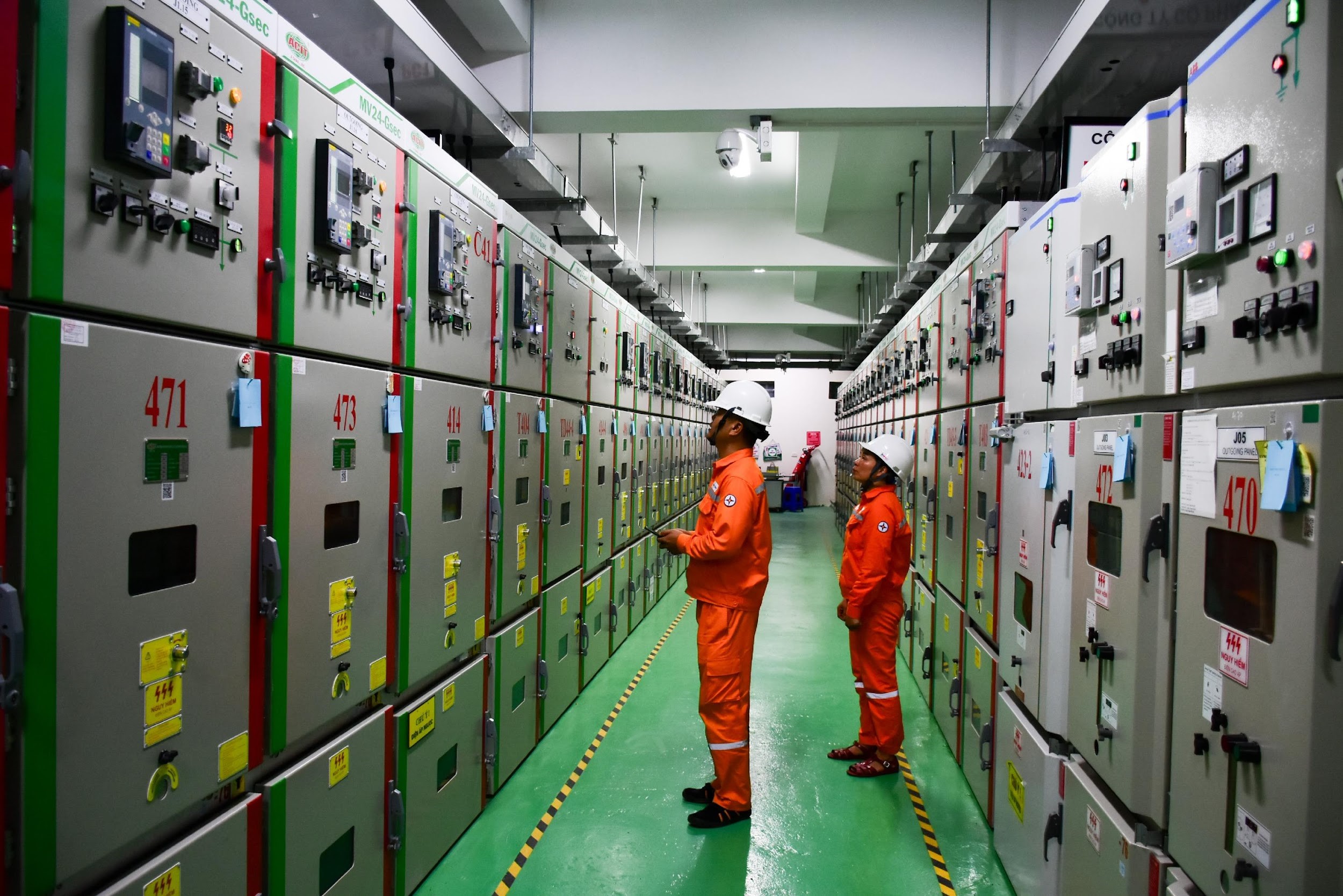 EVNHANOI ứng trực 24/24h, tăng cường giám sát vận hành, kiểm tra thiết bị và chủ động xử lý các nguy cơ quá tải điện - Ảnh 3.