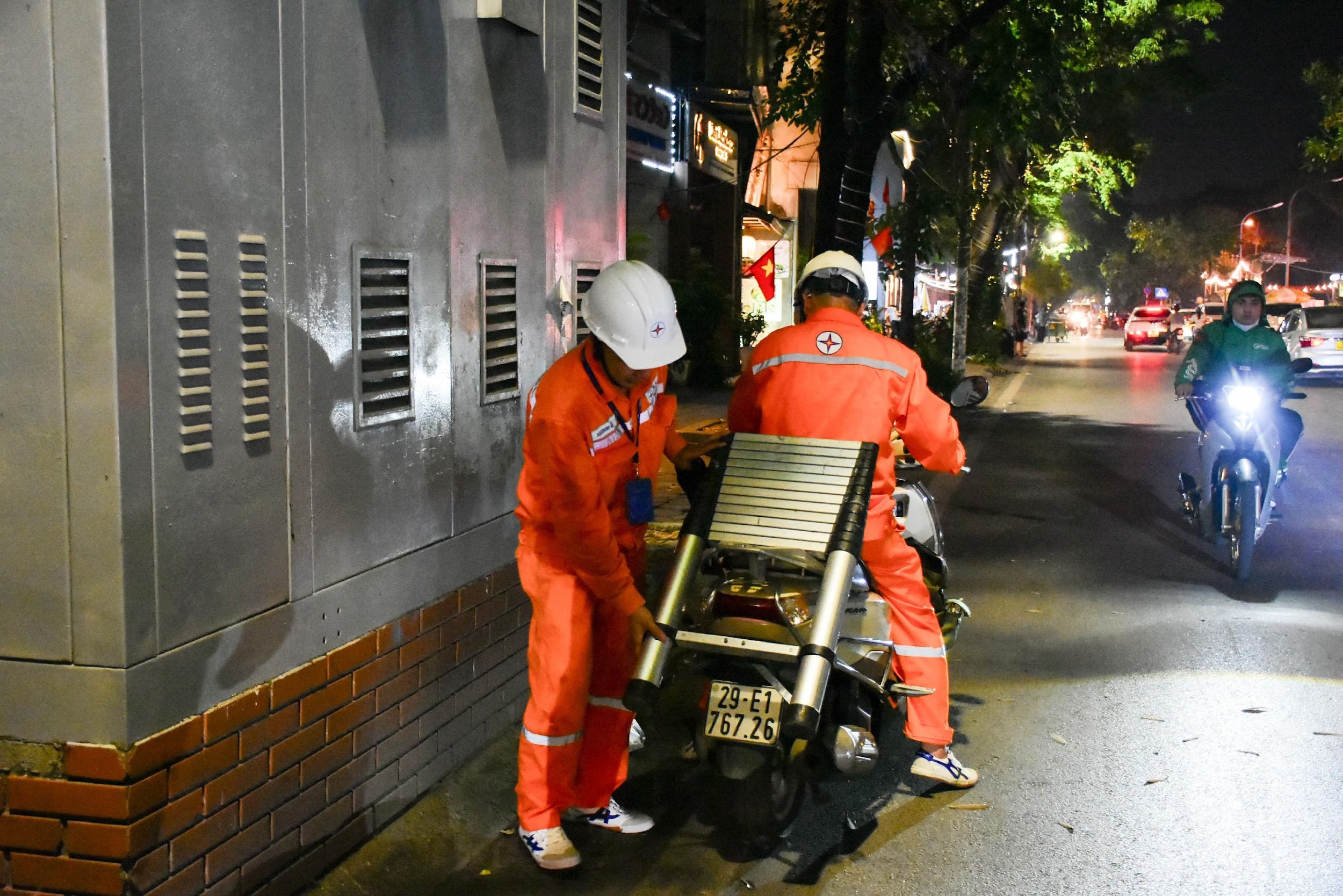 EVNHANOI ứng trực 24/24h, tăng cường giám sát vận hành, kiểm tra thiết bị và chủ động xử lý các nguy cơ quá tải điện - Ảnh 4.