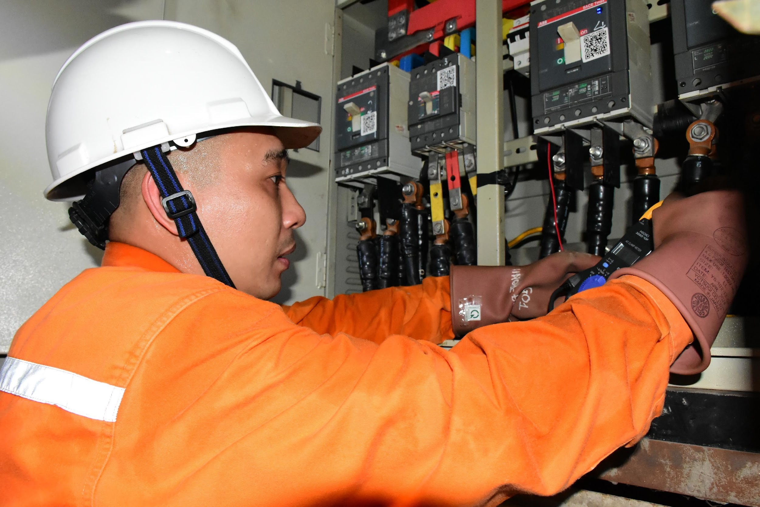 EVNHANOI ứng trực 24/24h, tăng cường giám sát vận hành, kiểm tra thiết bị và chủ động xử lý các nguy cơ quá tải điện - Ảnh 6.