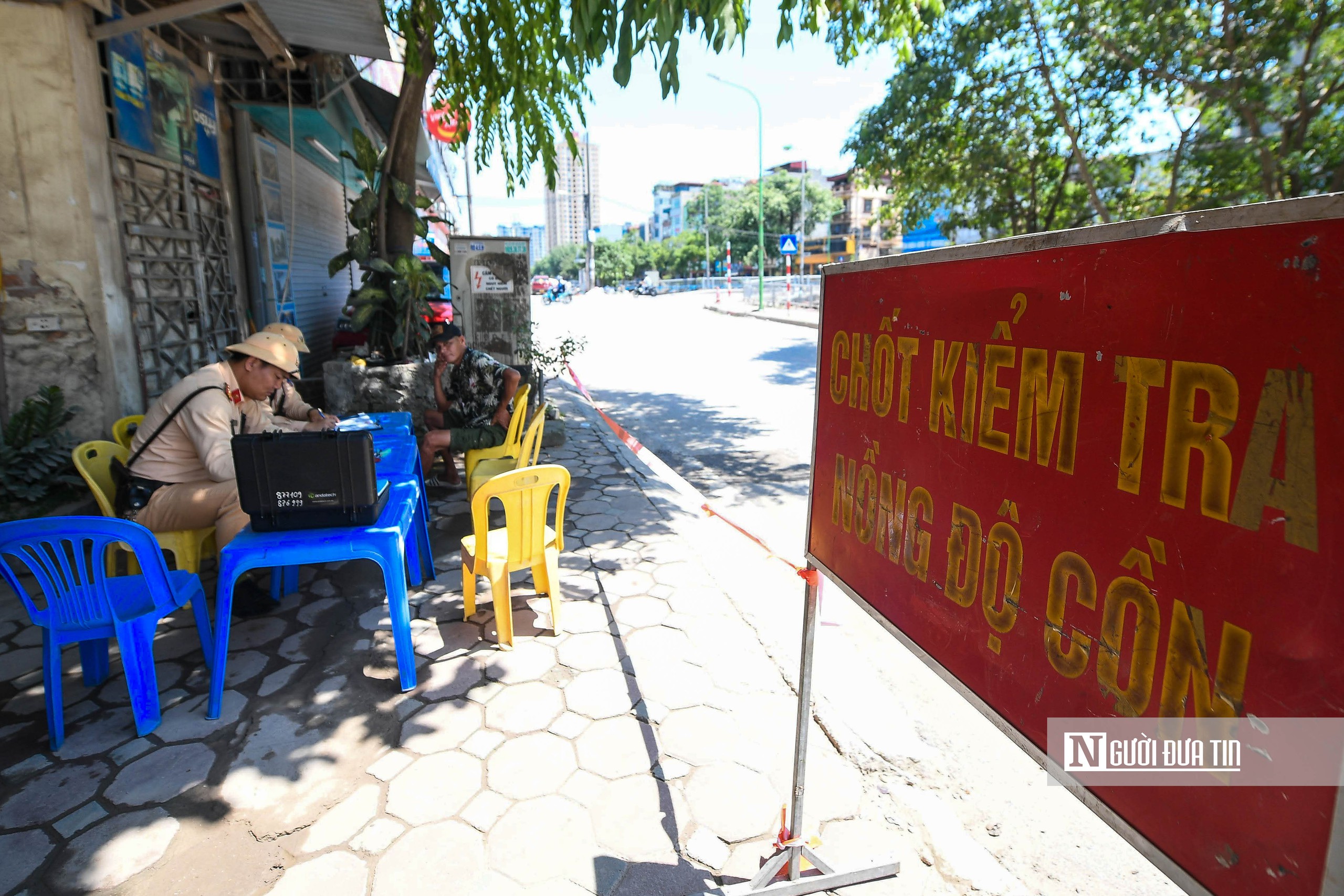 H&agrave; Nội: T&agrave;i xế bị xử phạt 9 triệu đồng v&igrave; uống v&agrave;i cốc bia giải nhiệt- Ảnh 1.