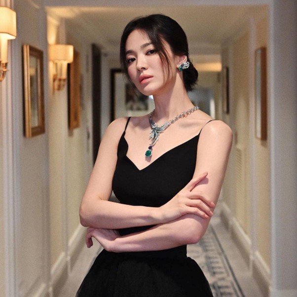 Phía sau hình ảnh lạnh lùng trên màn ảnh của mỹ nhân Hậu duệ Mặt trời - Ảnh 1.