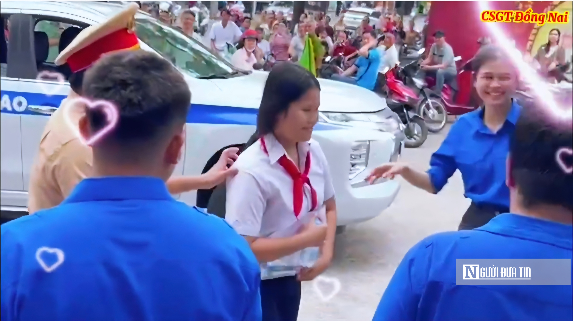 &ldquo;Con l&ecirc;n xe!&rdquo; &ndash; H&agrave;nh động đẹp của CSGT Đồng Nai giữa m&ugrave;a thi khiến nhiều người x&uacute;c động- Ảnh 1.