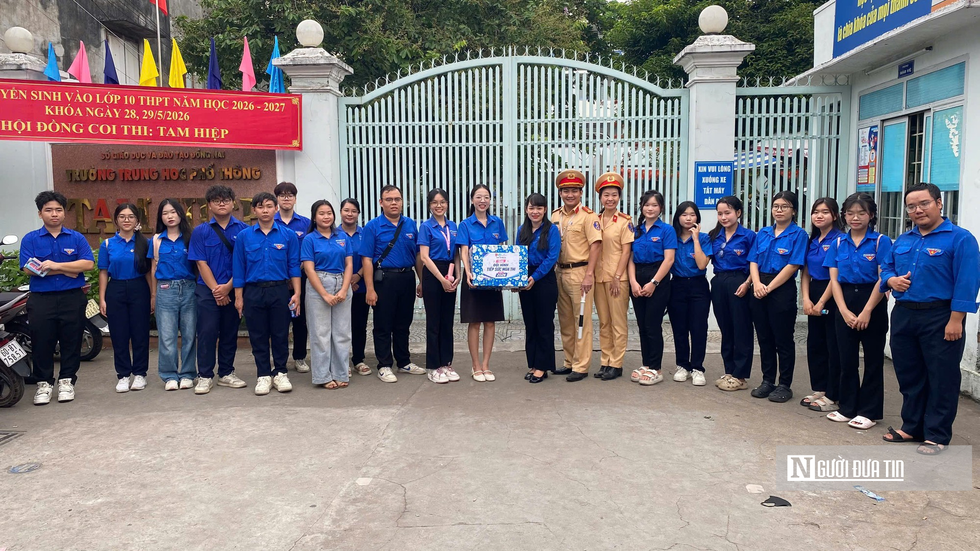 &ldquo;Con l&ecirc;n xe!&rdquo; &ndash; H&agrave;nh động đẹp của CSGT Đồng Nai giữa m&ugrave;a thi khiến nhiều người x&uacute;c động- Ảnh 2.