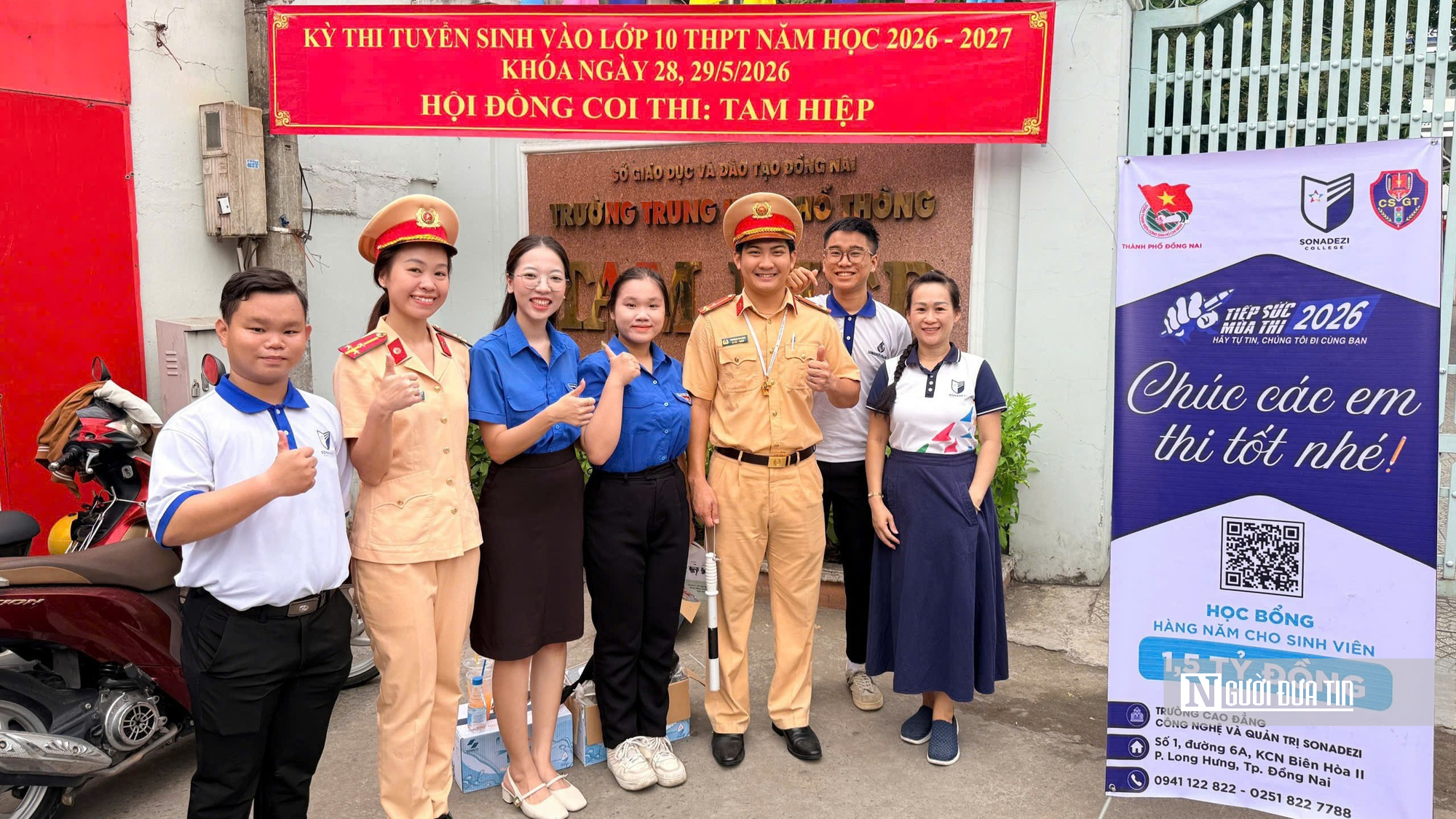 &ldquo;Con l&ecirc;n xe!&rdquo; &ndash; H&agrave;nh động đẹp của CSGT Đồng Nai giữa m&ugrave;a thi khiến nhiều người x&uacute;c động- Ảnh 3.